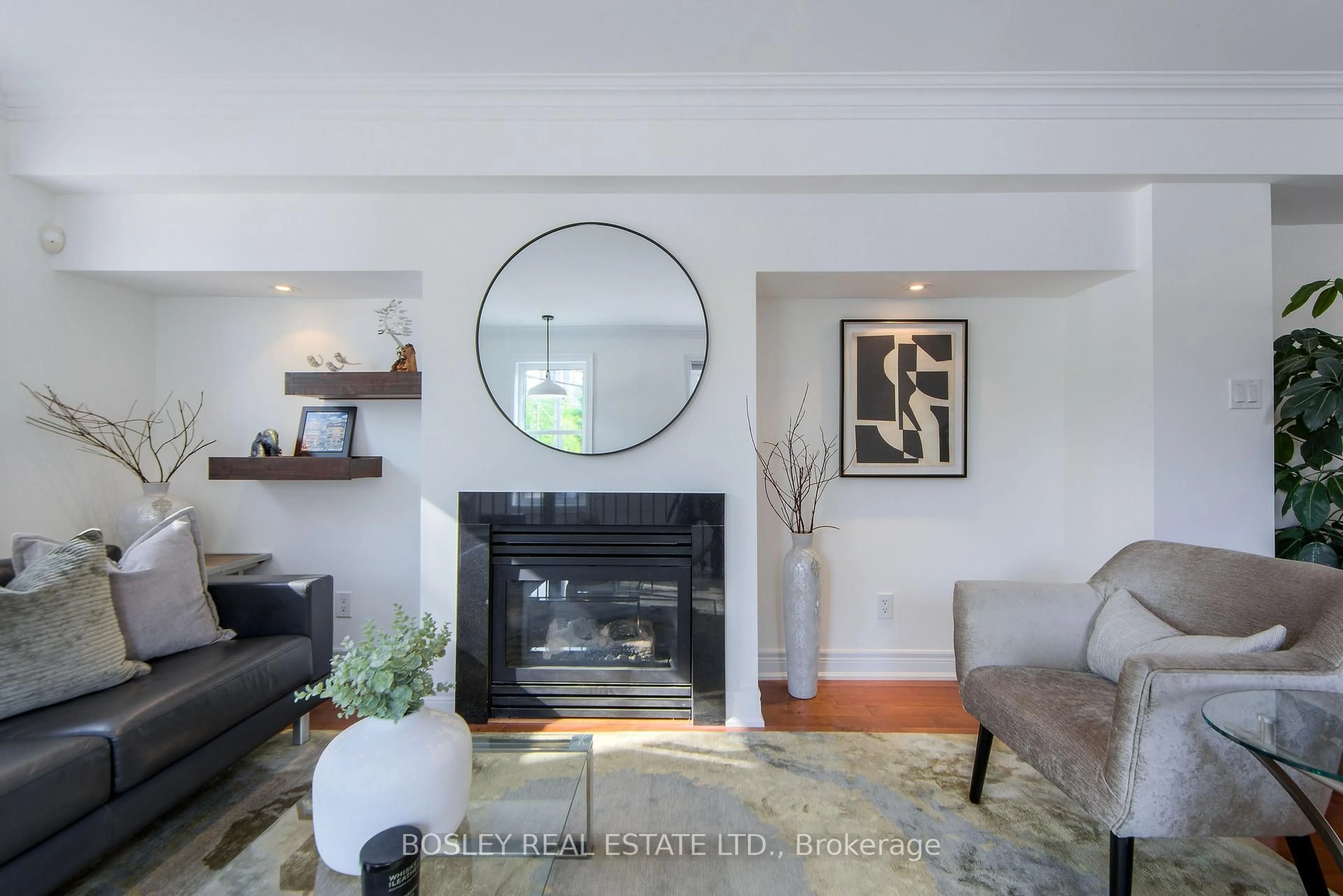 Living room with furniture, unknown for 188 McCaul St, Toronto Ontario M5T 1W5