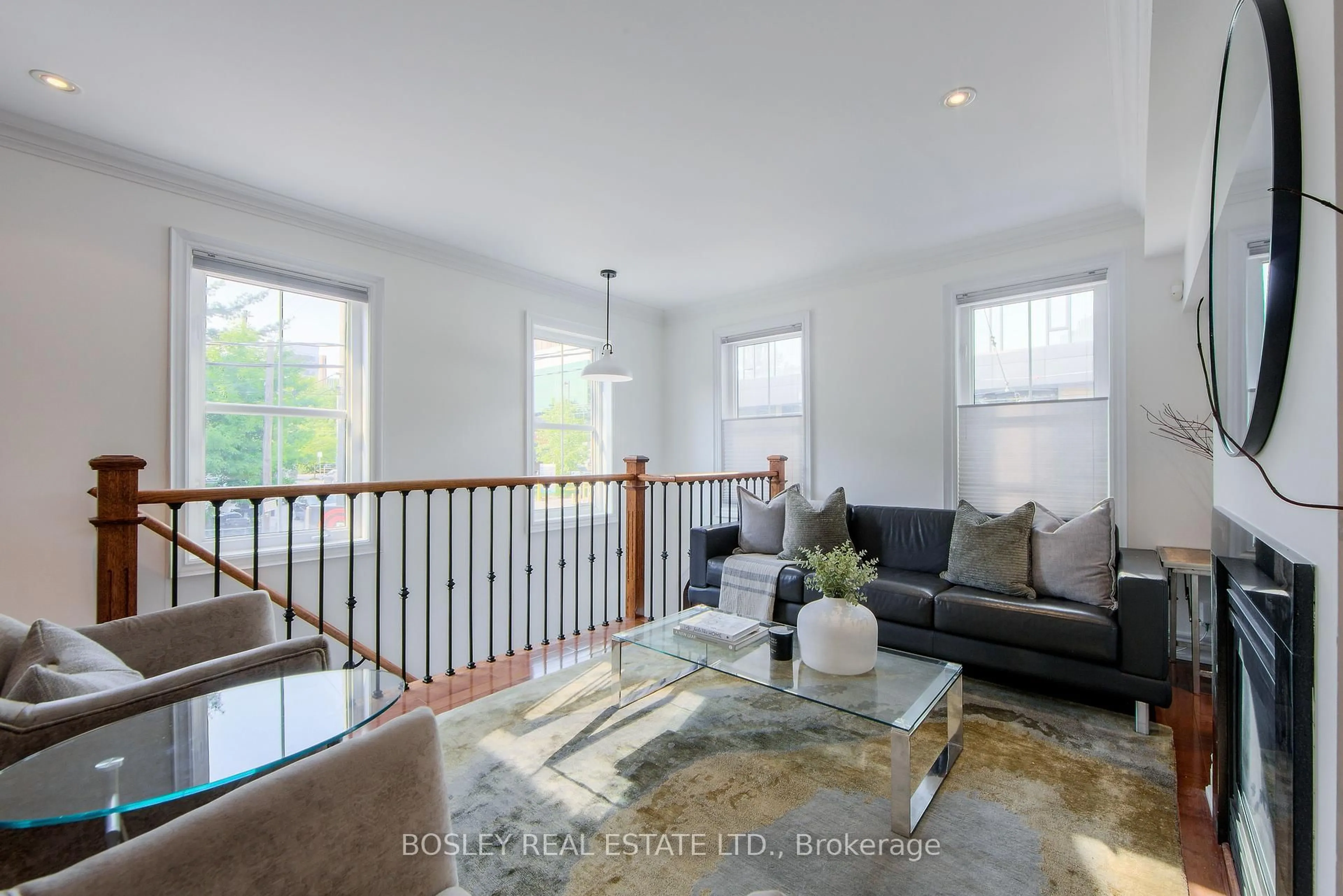 Living room with furniture, unknown for 188 McCaul St, Toronto Ontario M5T 1W5