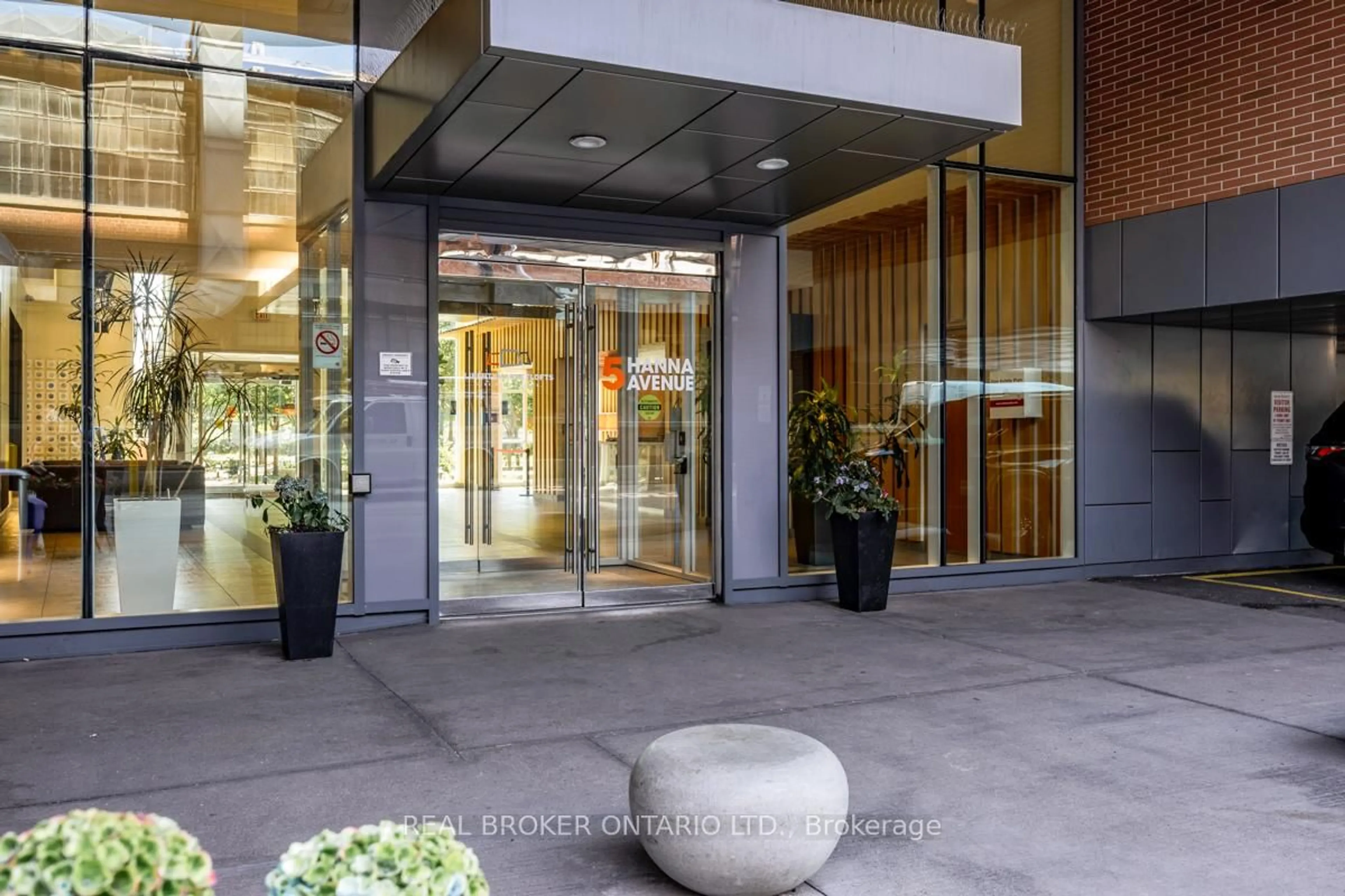 Indoor foyer for 5 Hanna Ave #101, Toronto Ontario M6K 0B3