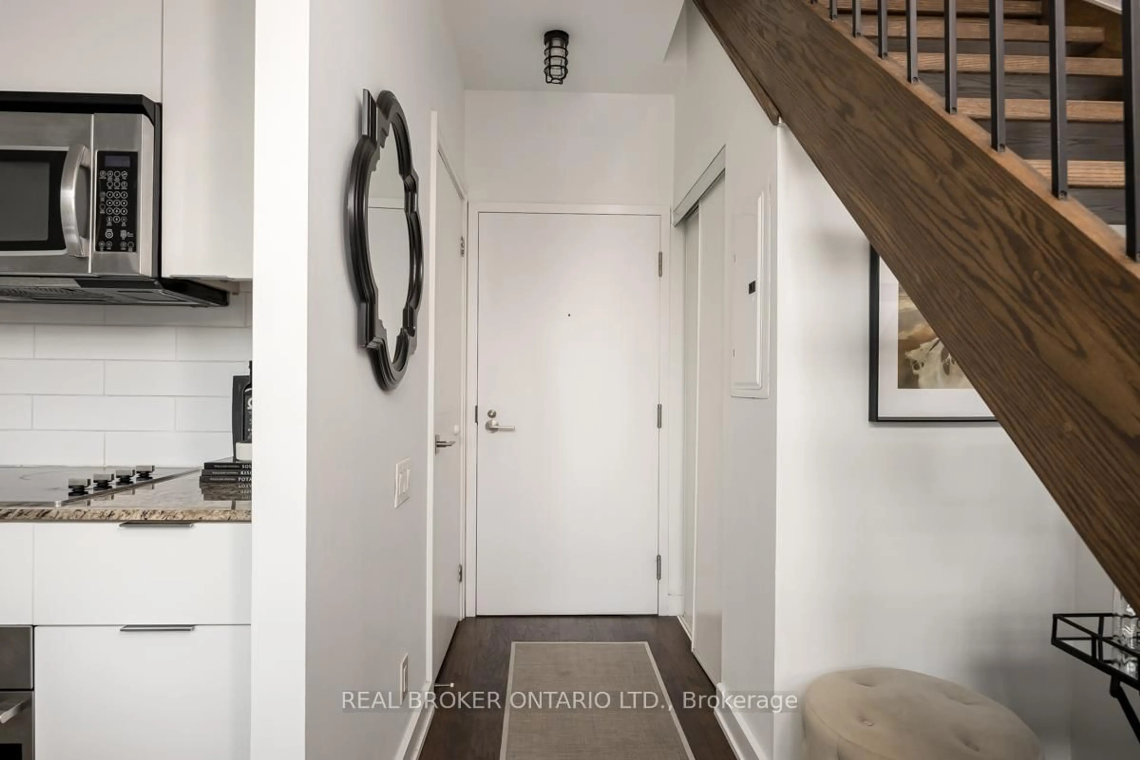 Indoor entryway for 5 Hanna Ave #101, Toronto Ontario M6K 0B3