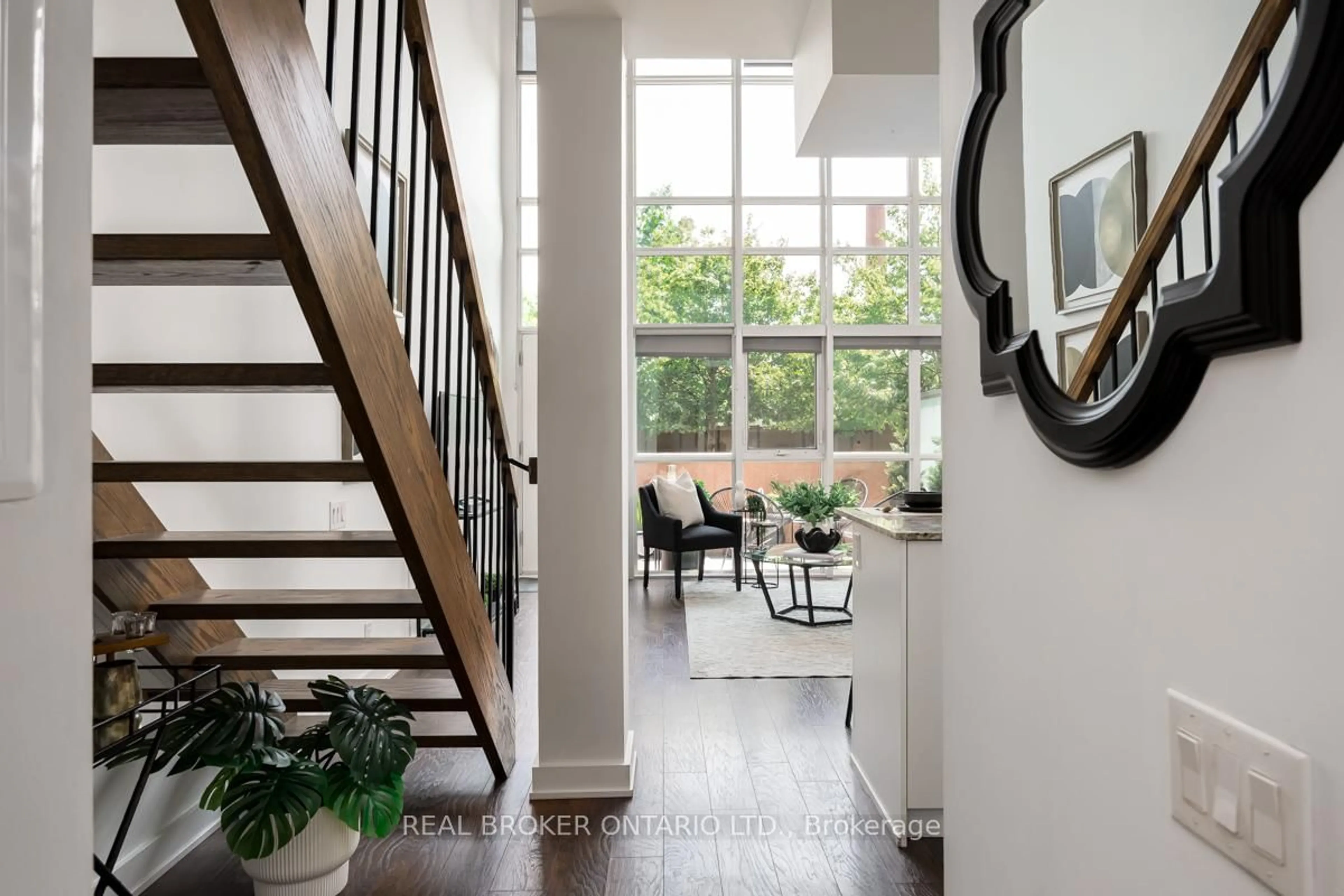 Indoor entryway for 5 Hanna Ave #101, Toronto Ontario M6K 0B3
