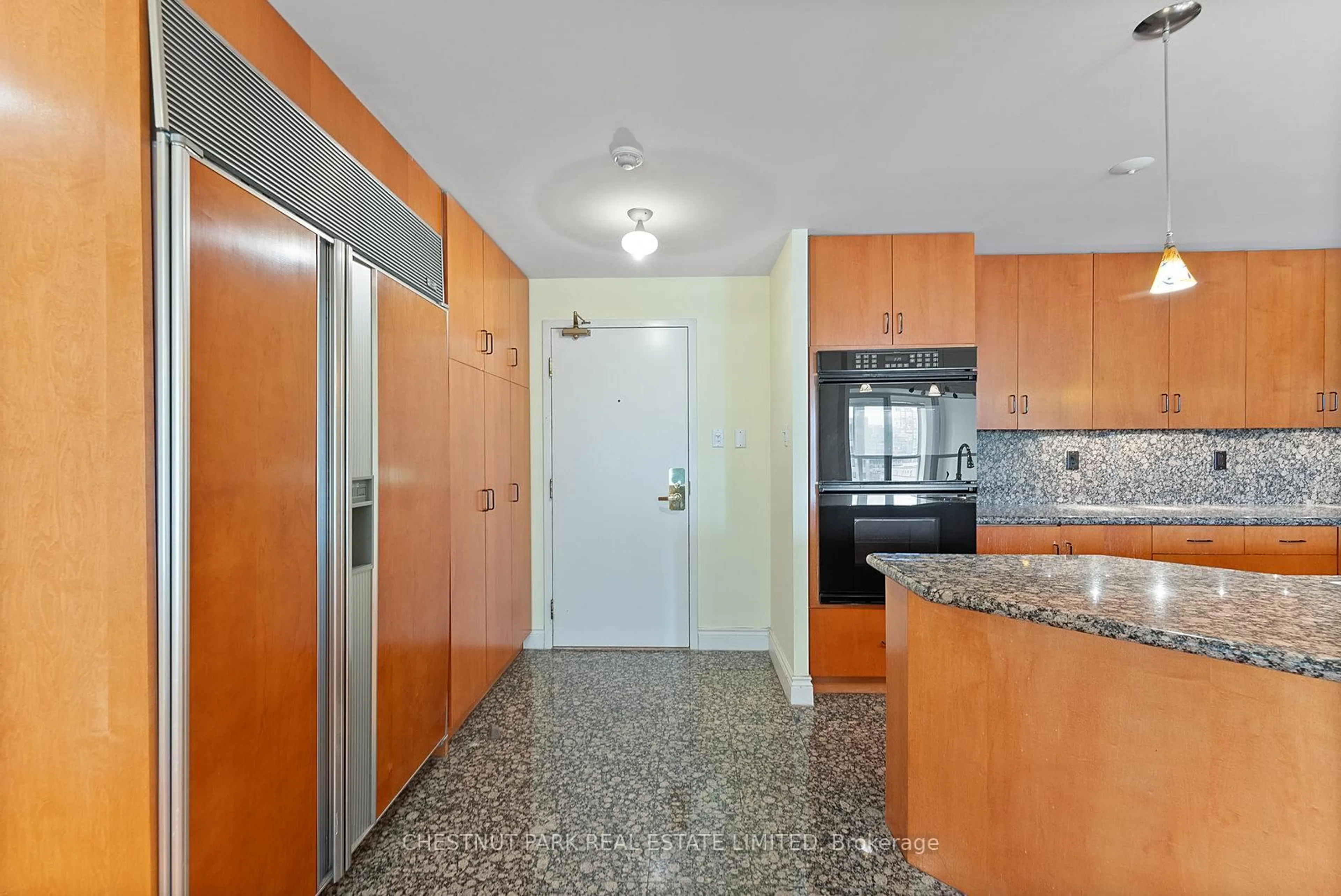 Standard kitchen, ceramic/tile floor for 889 Bay St #1610, Toronto Ontario M5S 3K5