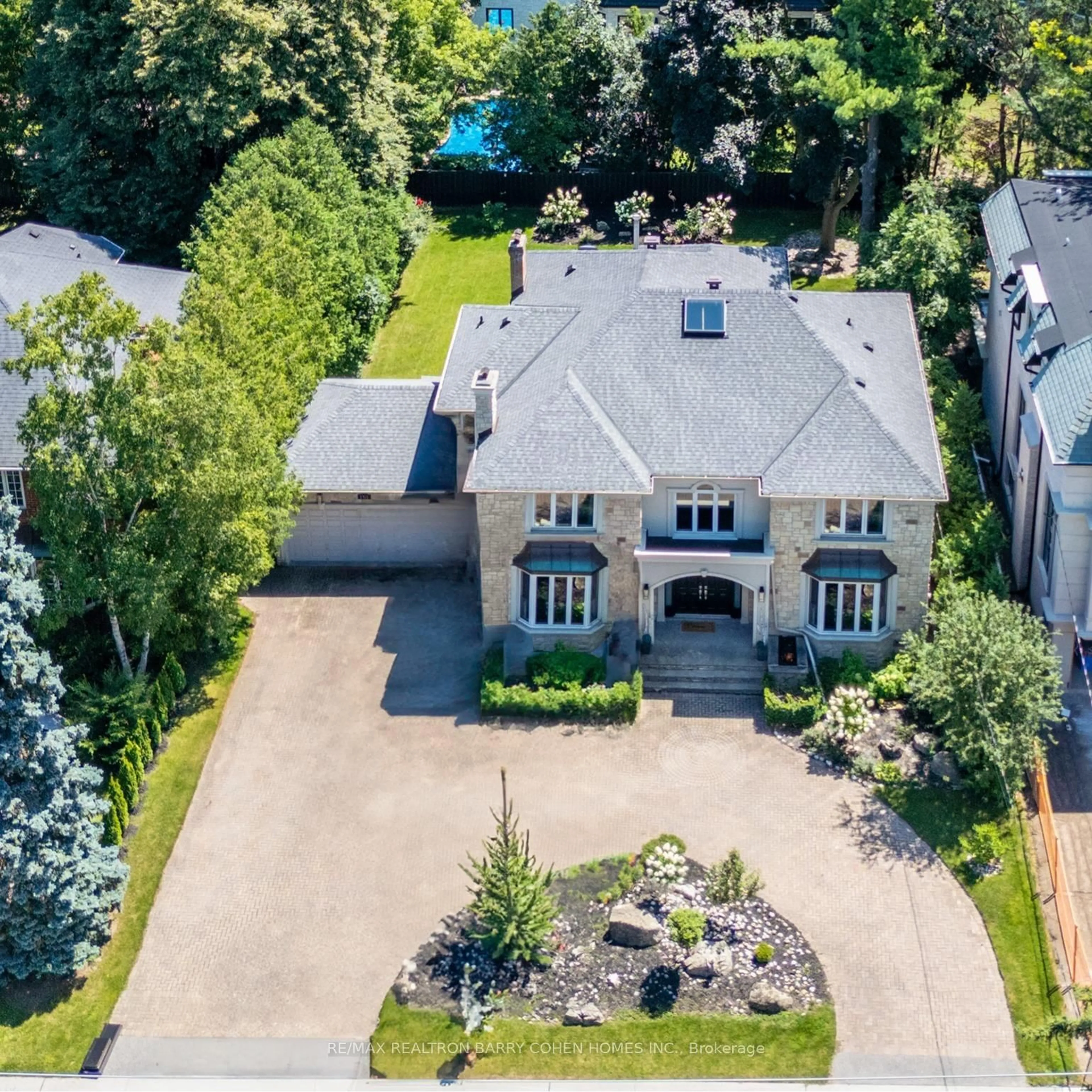 A pic from outside/outdoor area/front of a property/back of a property/a pic from drone, street for 151 Highland Cres, Toronto Ontario M2L 1H2