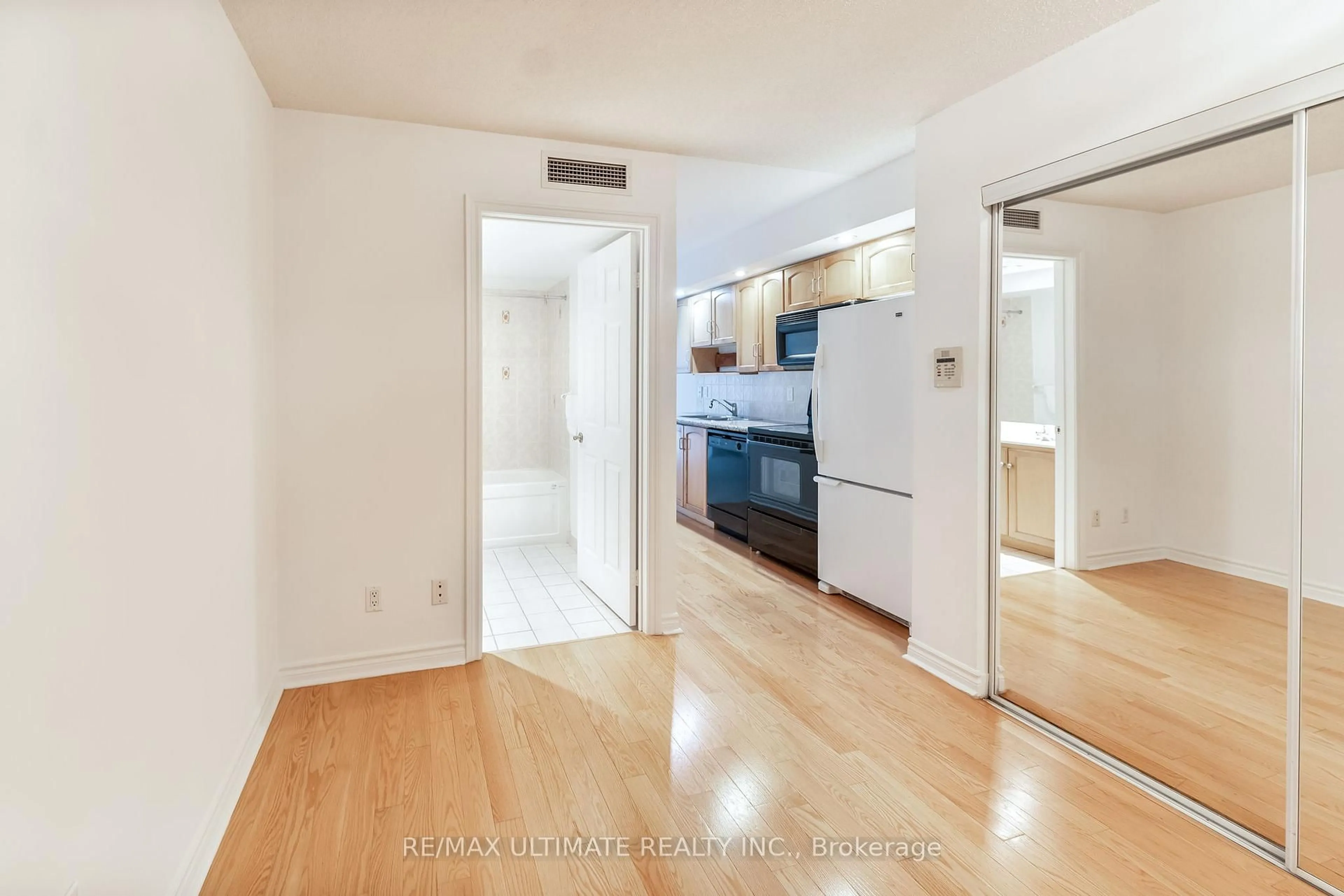 Unknown for 270 Wellington St #222, Toronto Ontario M5V 3P5