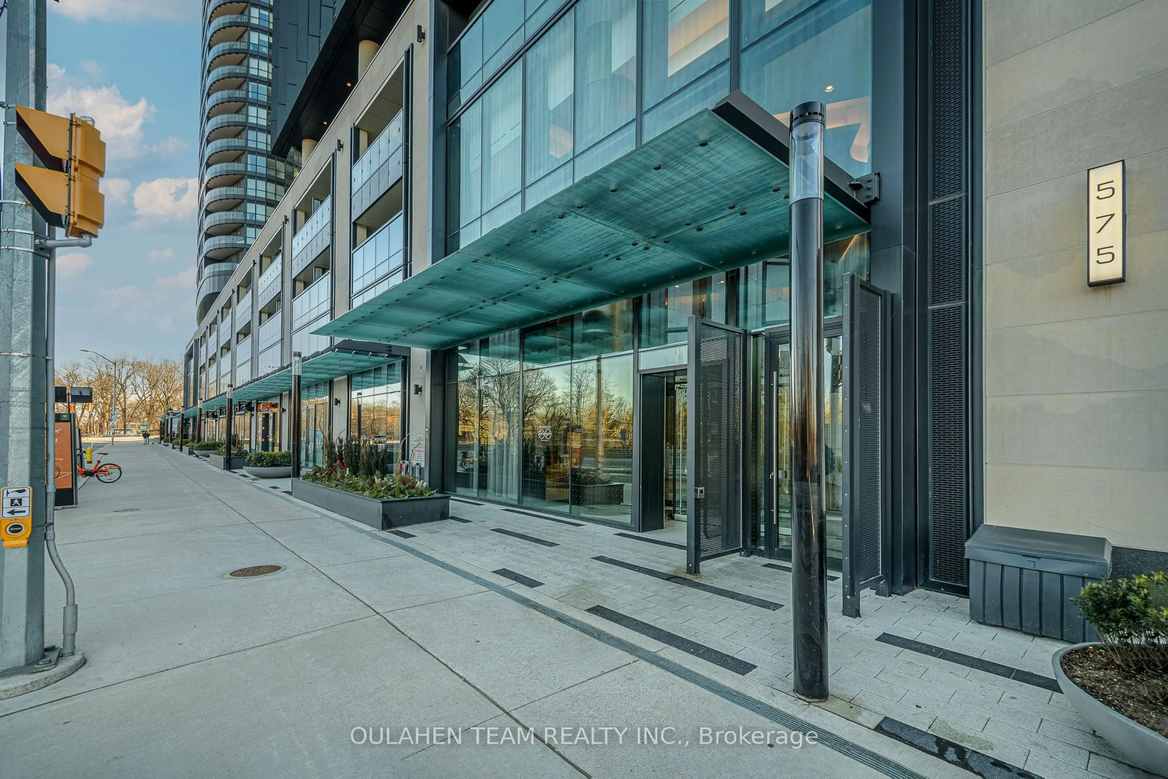 Indoor foyer for 575 Bloor St #1704, Toronto Ontario M4W 0B2