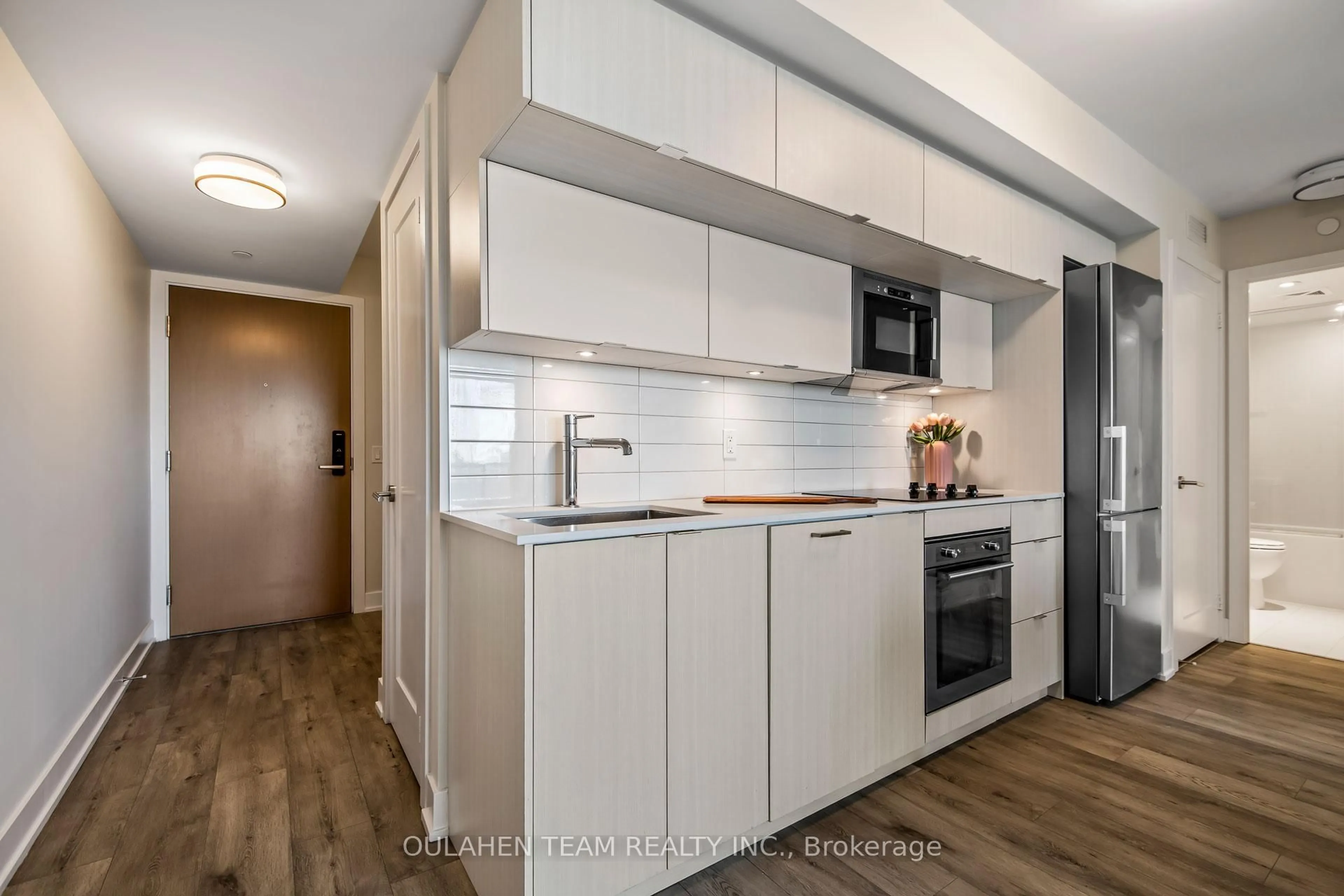 Standard kitchen, unknown for 575 Bloor St #1704, Toronto Ontario M4W 0B2