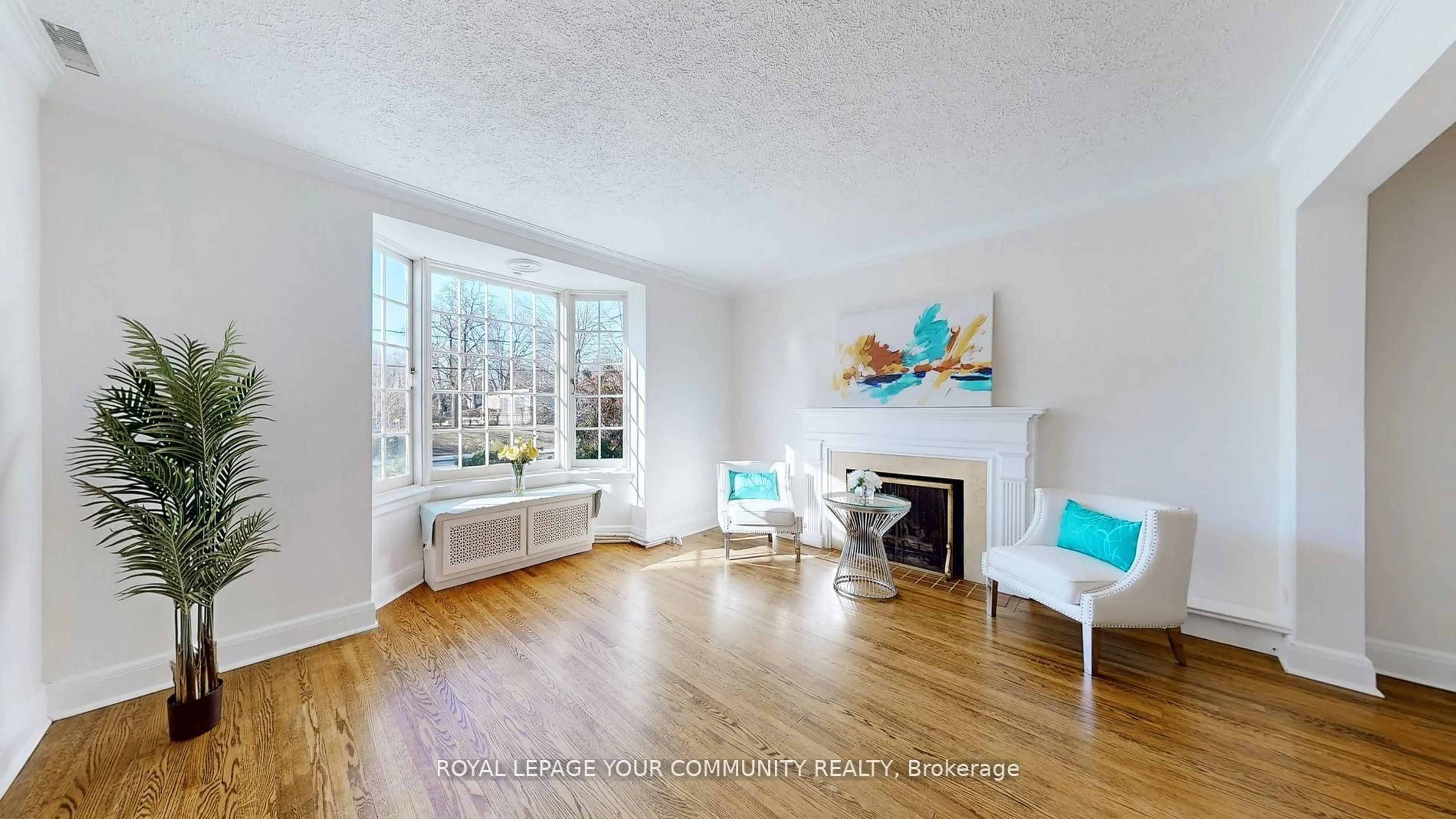 Living room with furniture, wood/laminate floor for 19 Strathgowan Cres, Toronto Ontario M4N 2Z6