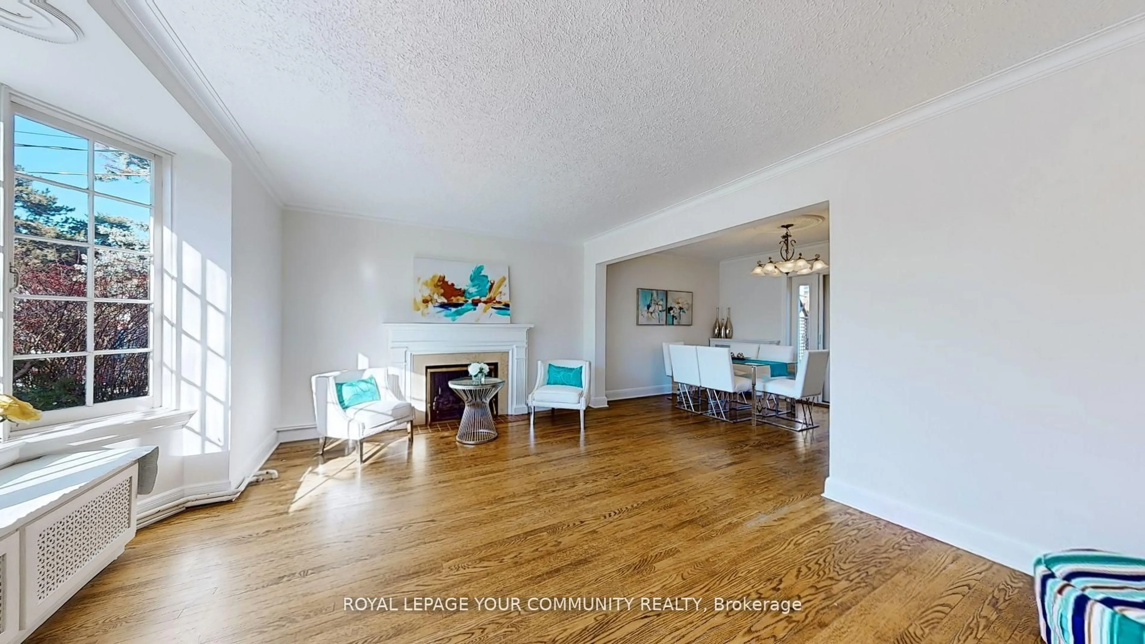 Living room with furniture, wood/laminate floor for 19 Strathgowan Cres, Toronto Ontario M4N 2Z6