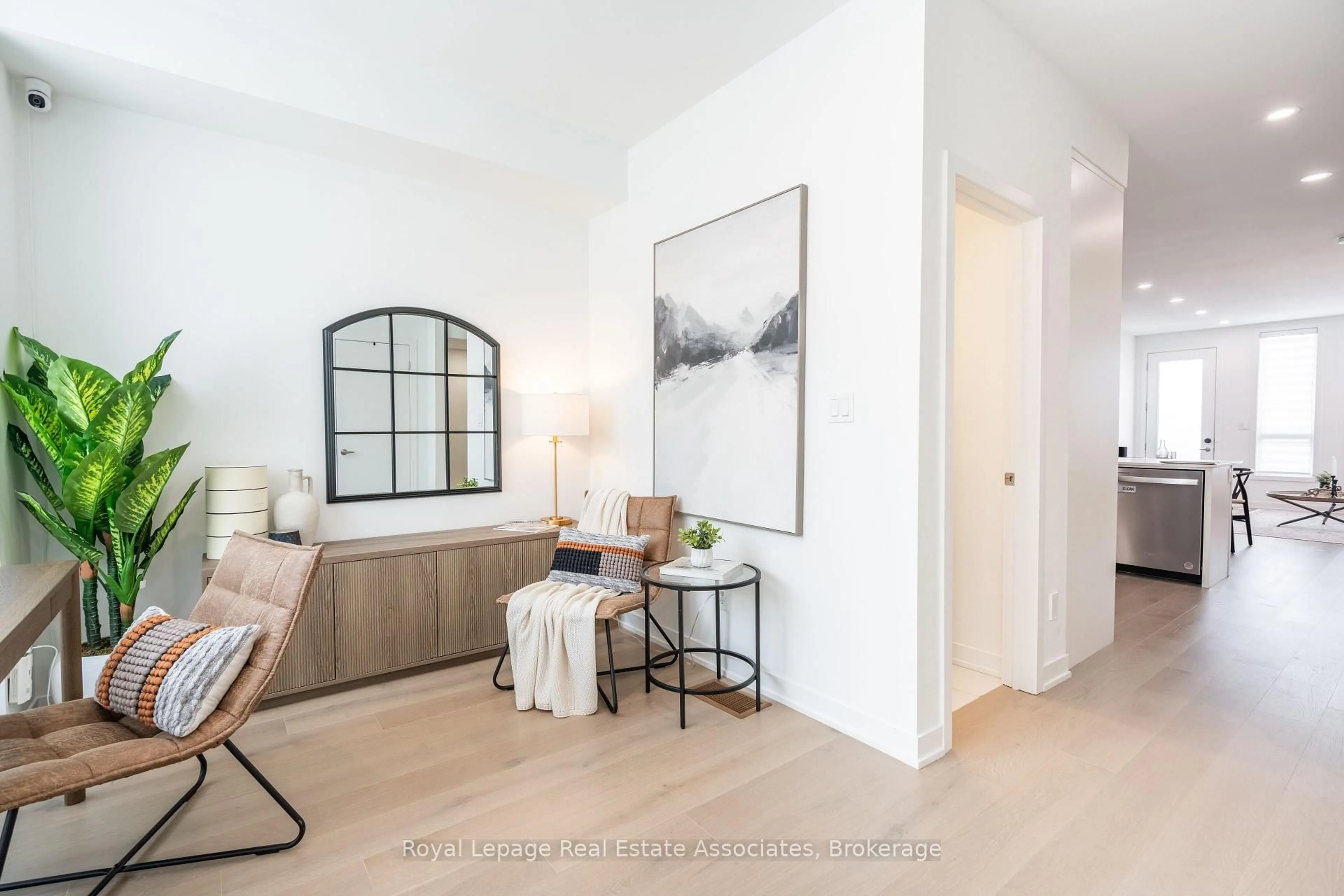 Indoor entryway for 120 Green Gardens Blvd, Toronto Ontario M6A 0E5