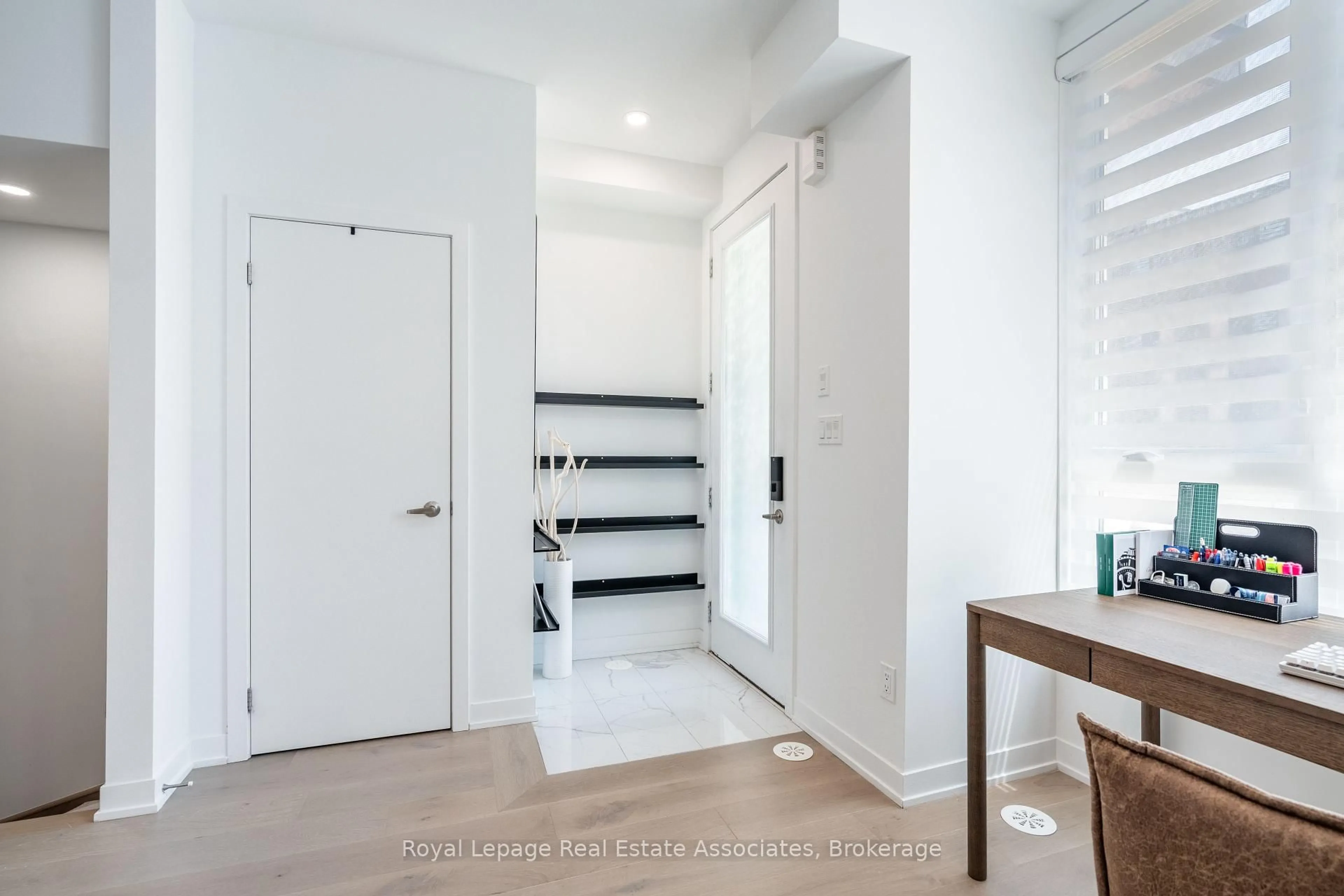 Indoor entryway for 120 Green Gardens Blvd, Toronto Ontario M6A 0E5