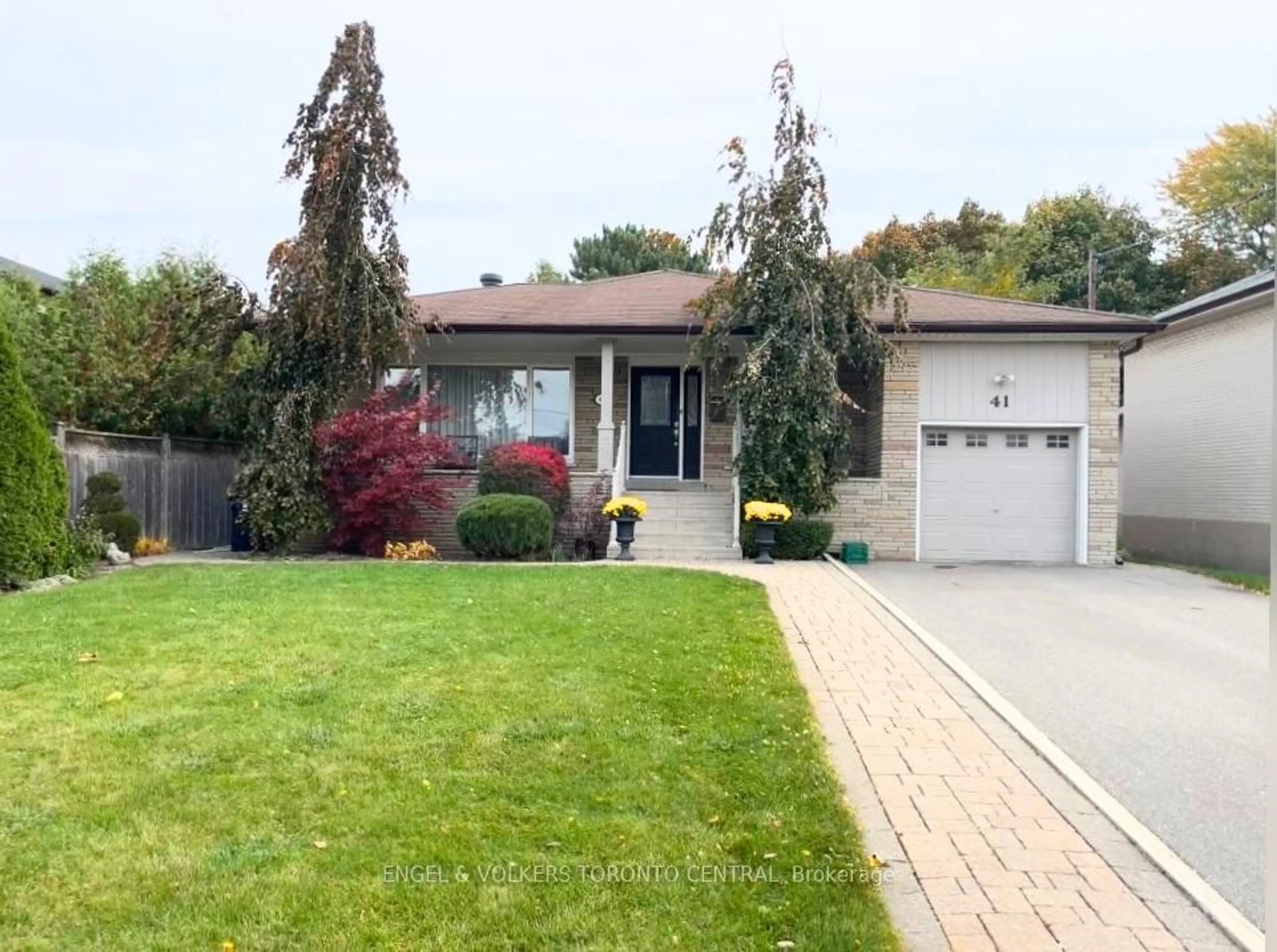 Home with vinyl exterior material, street for 41 Evanston Dr, Toronto Ontario M3H 5P2