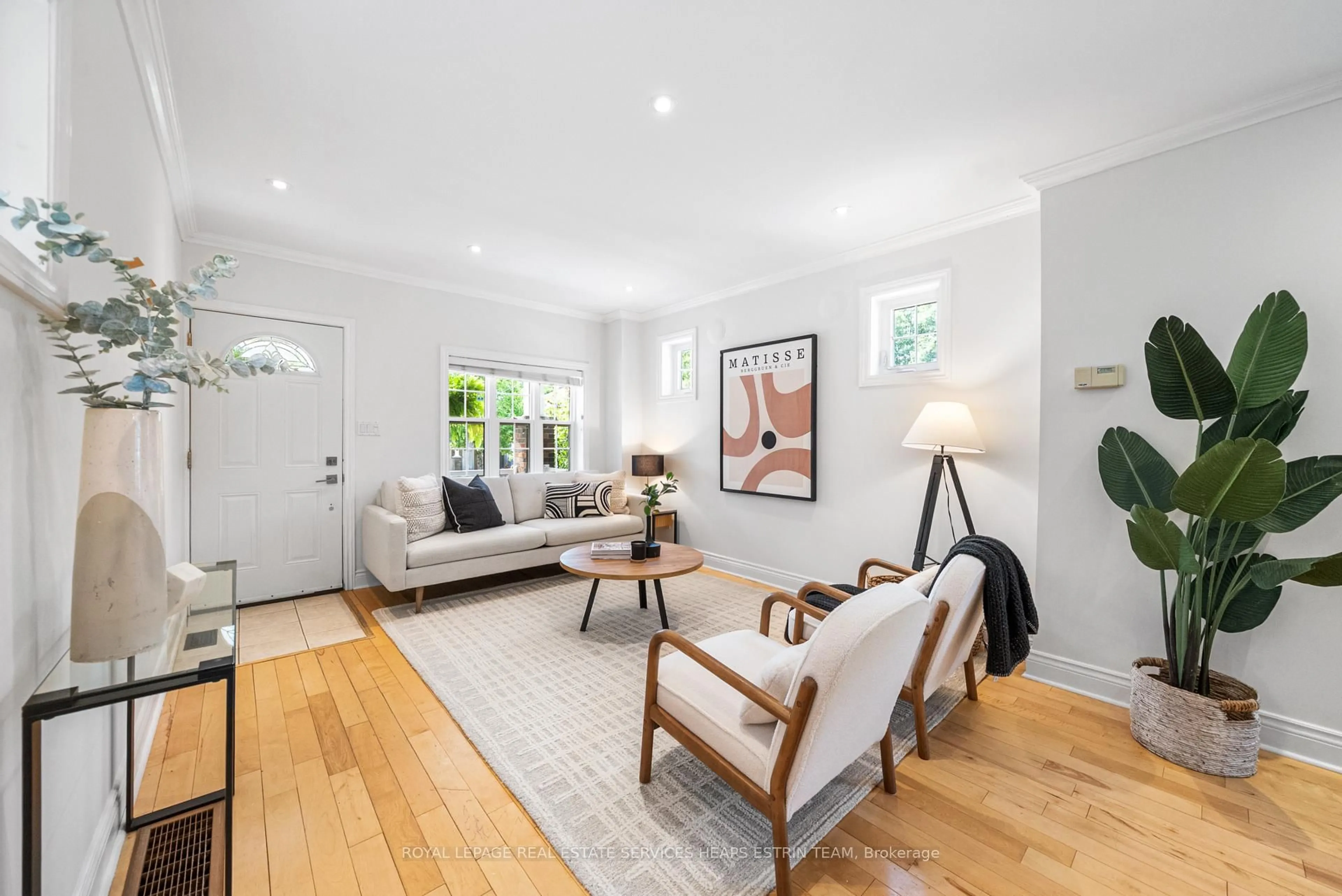 Living room with furniture, unknown for 284 Broadway Ave, Toronto Ontario M4P 1W3