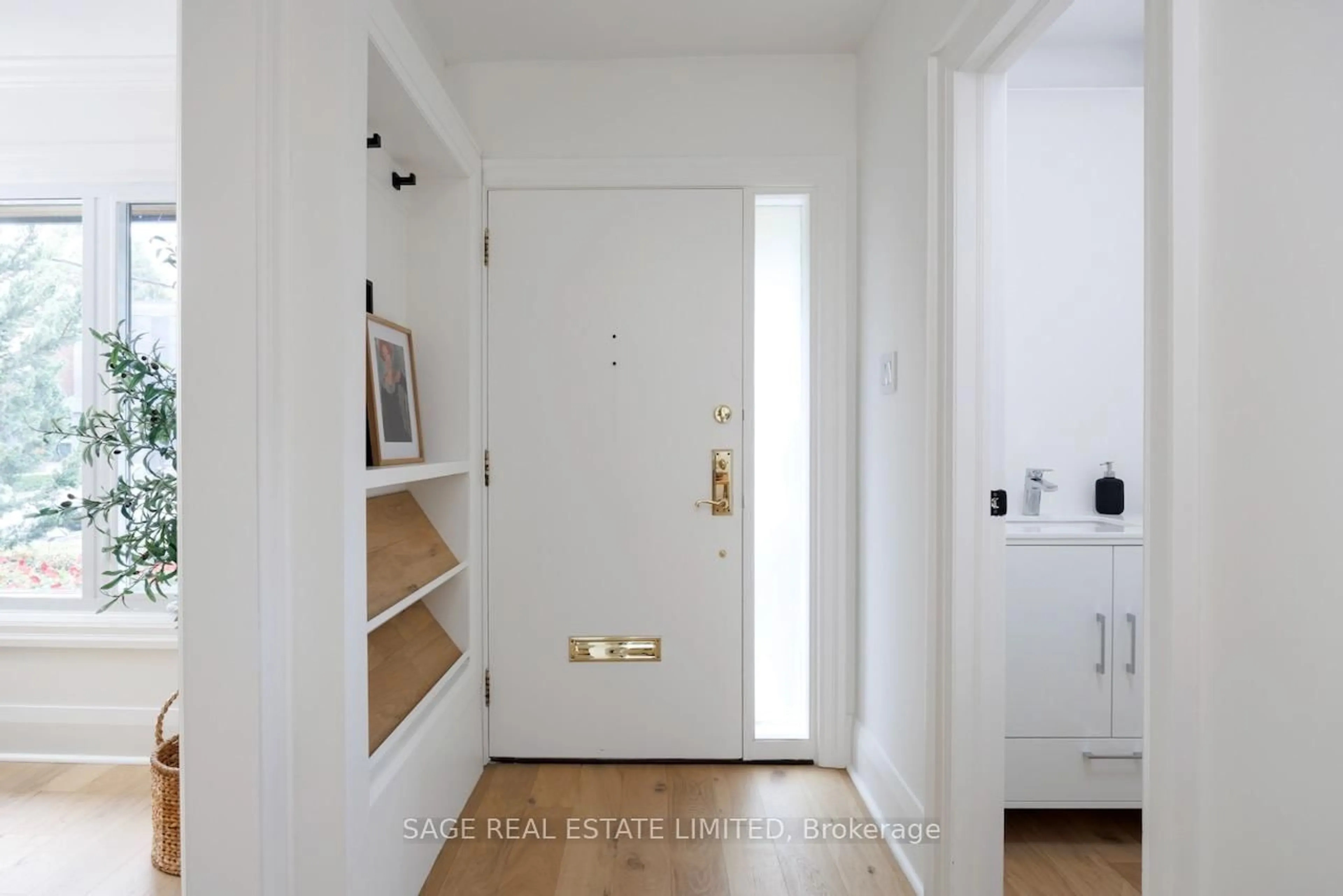 Indoor entryway for 195 Albertus Ave, Toronto Ontario M4R 1J6