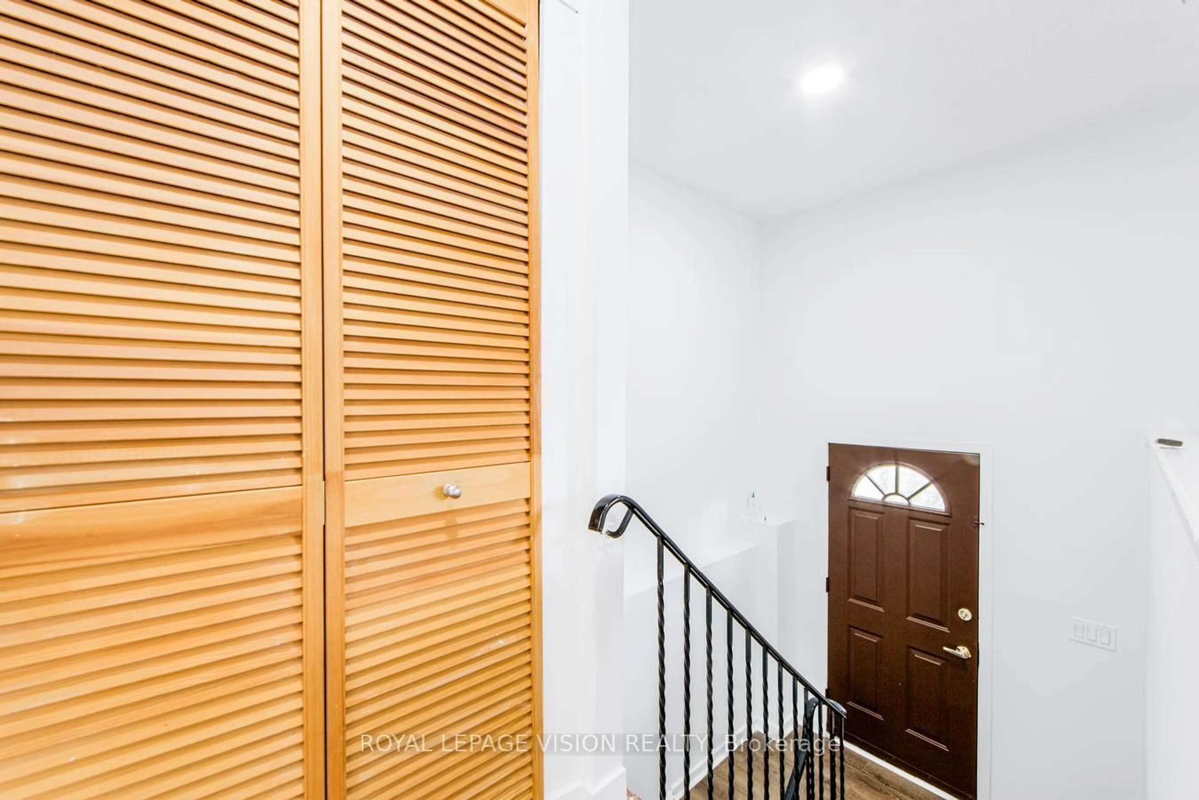 Indoor foyer for 127 Freshmeadow Dr, Toronto Ontario M2H 2P9