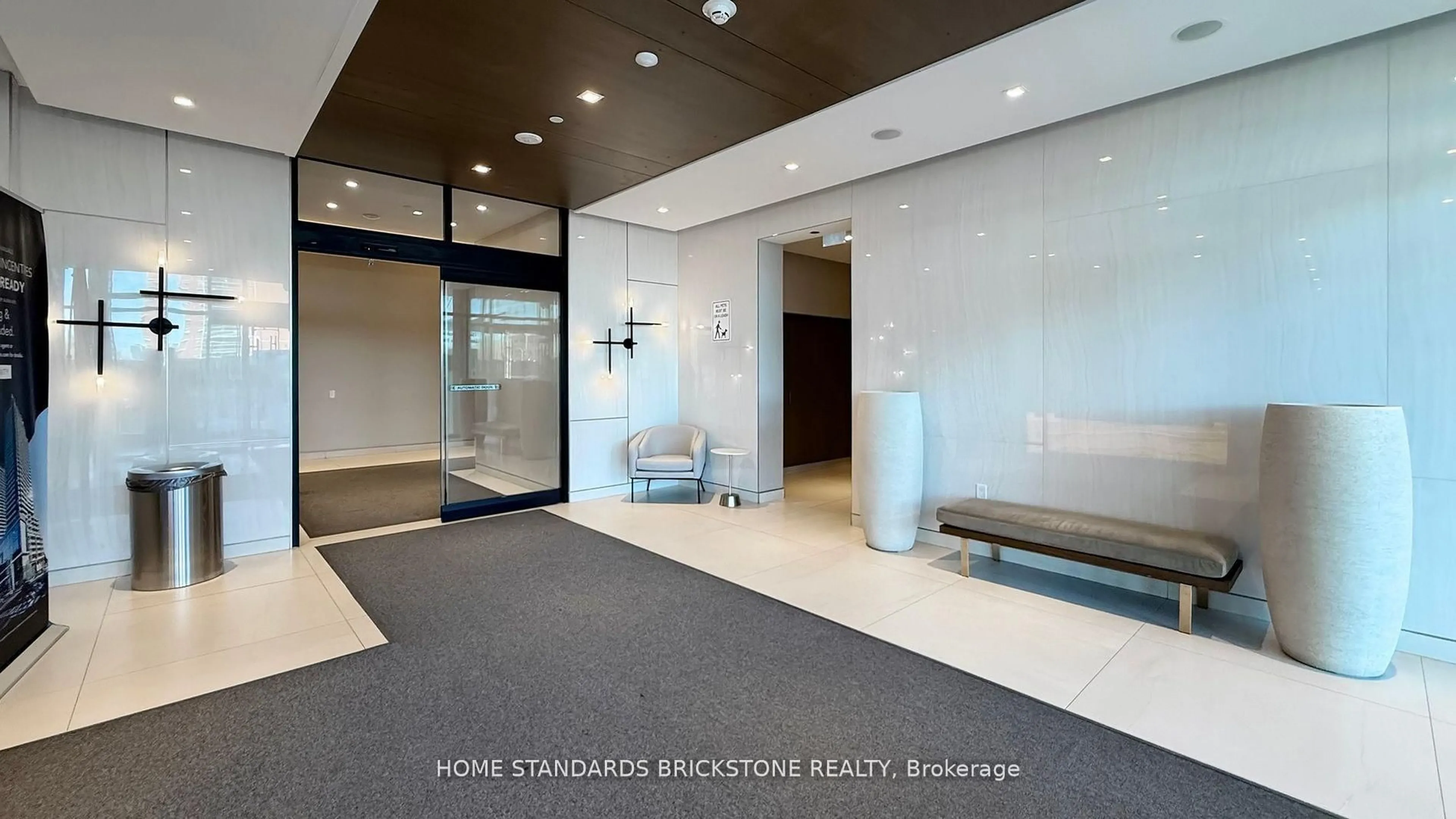 Indoor foyer for 7 Golden Lion Hts #N322, Toronto Ontario M2M 0C1