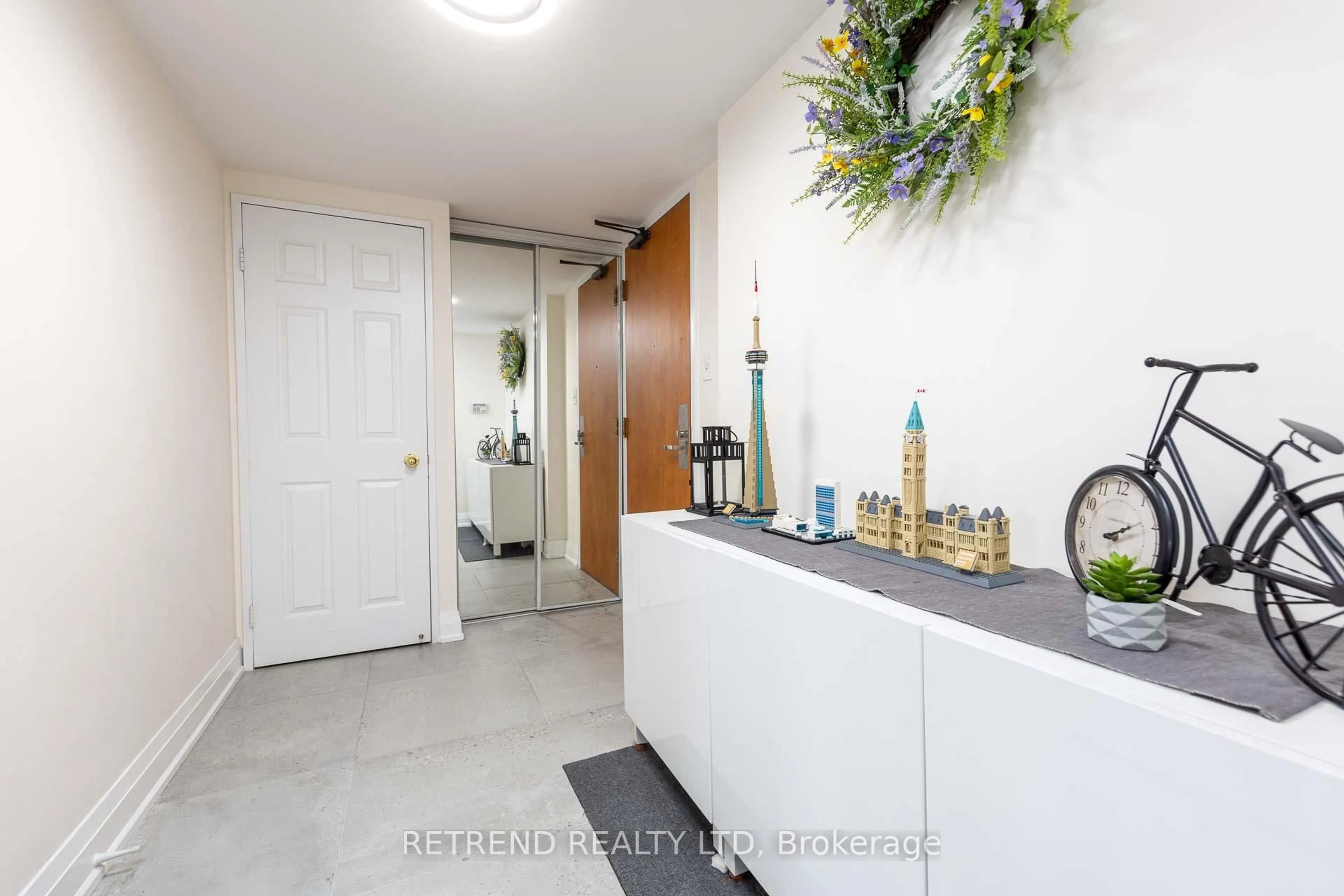 Indoor entryway for 256 Doris Ave #305, Toronto Ontario M2N 6X8