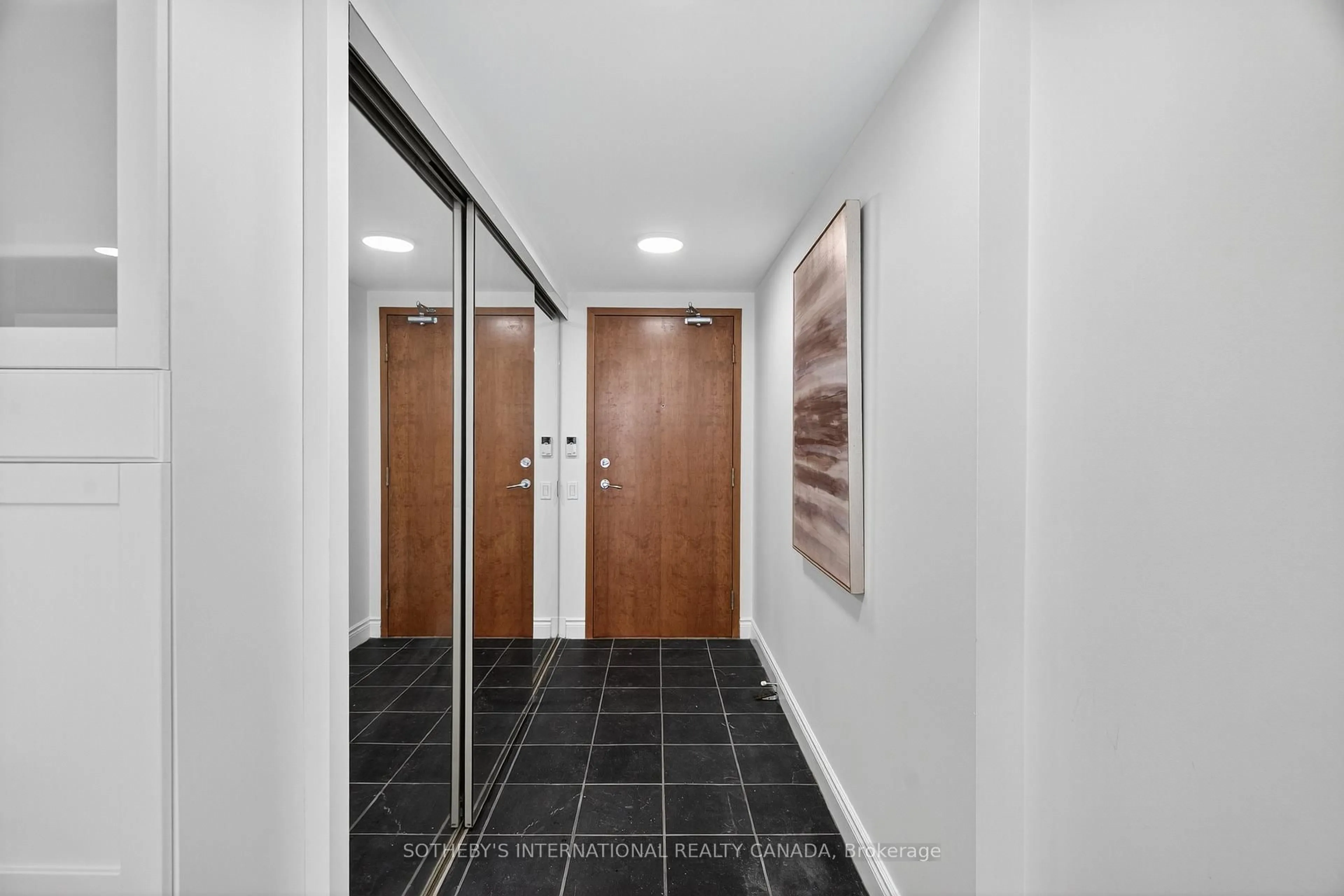 Indoor foyer for 500 Queens Quay W #405W, Toronto Ontario M5V 3K8