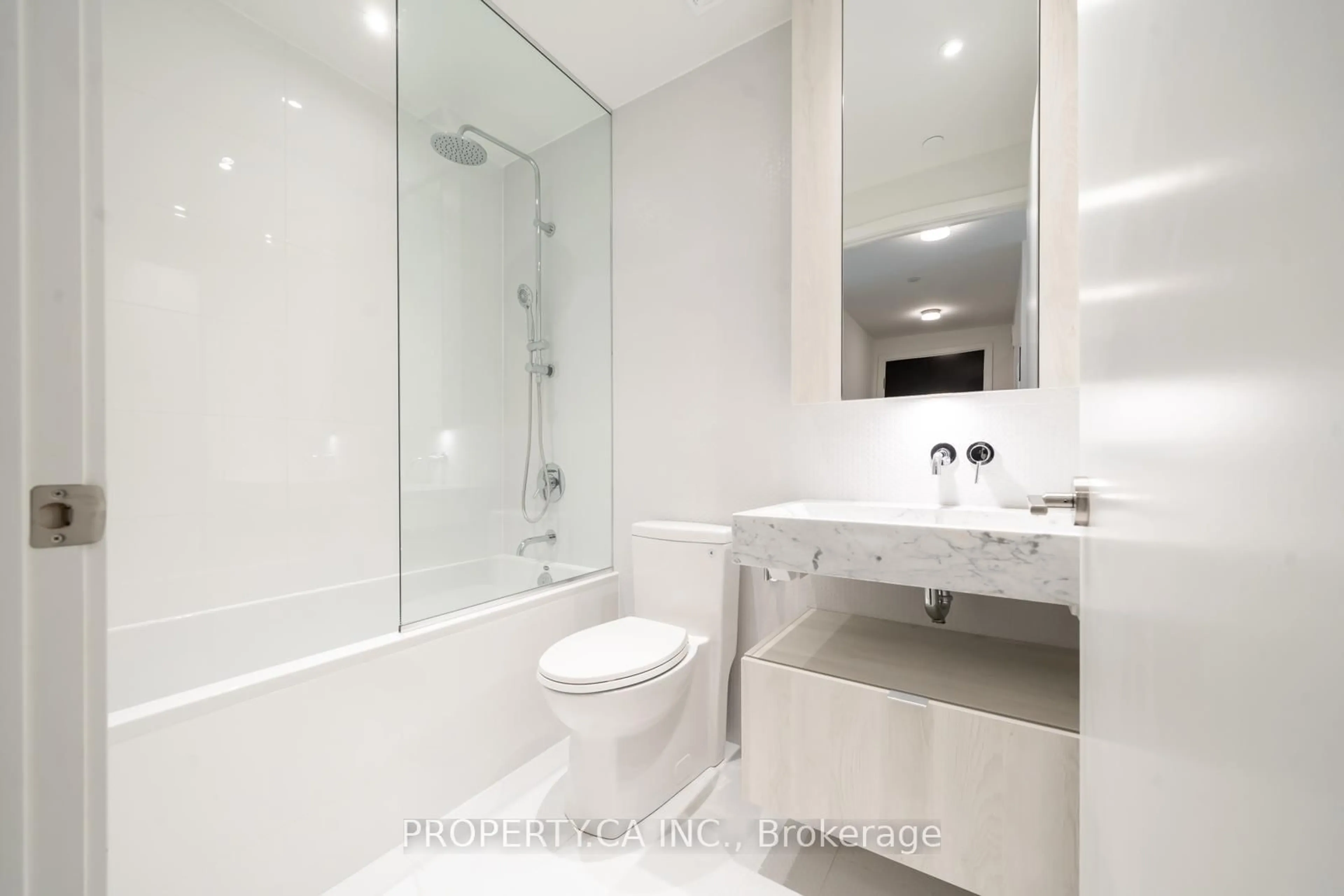 Standard bathroom, ceramic/tile floor for 11 Yorkville Ave #1608, Toronto Ontario M4W 1L2