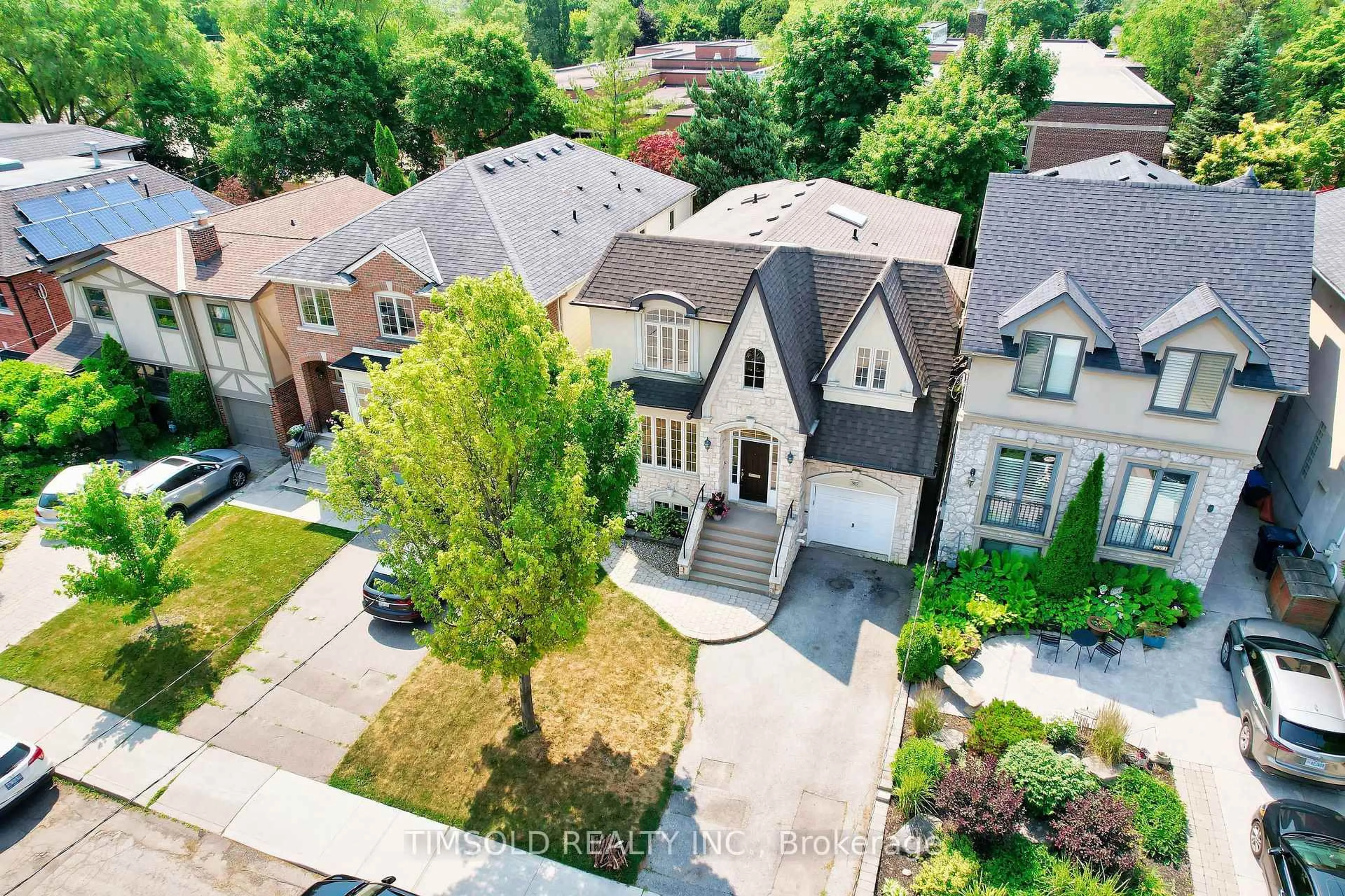 A pic from outside/outdoor area/front of a property/back of a property/a pic from drone, street for 507 Broadway Ave, Toronto Ontario M4G 2R7