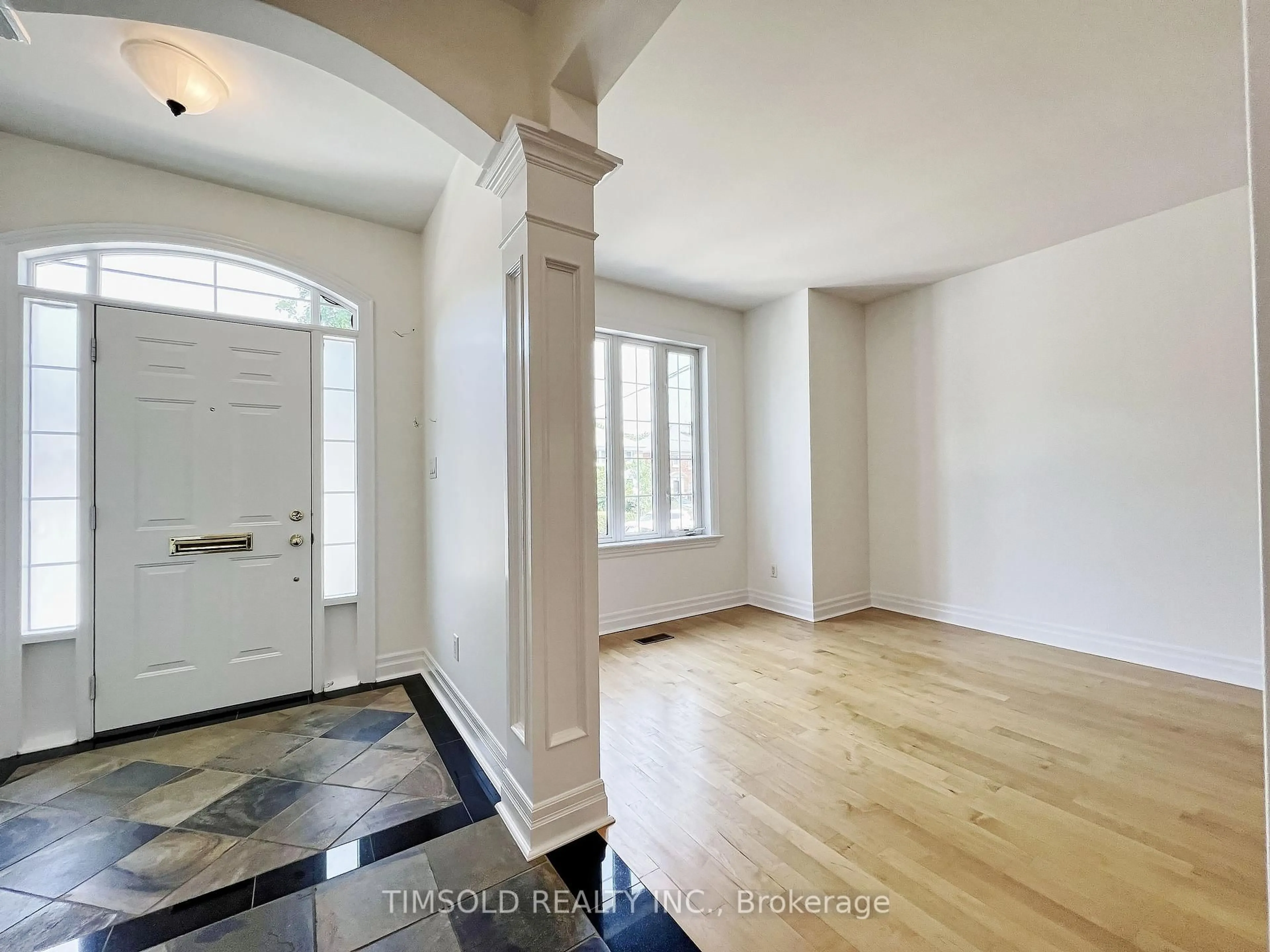 Indoor entryway for 507 Broadway Ave, Toronto Ontario M4G 2R7