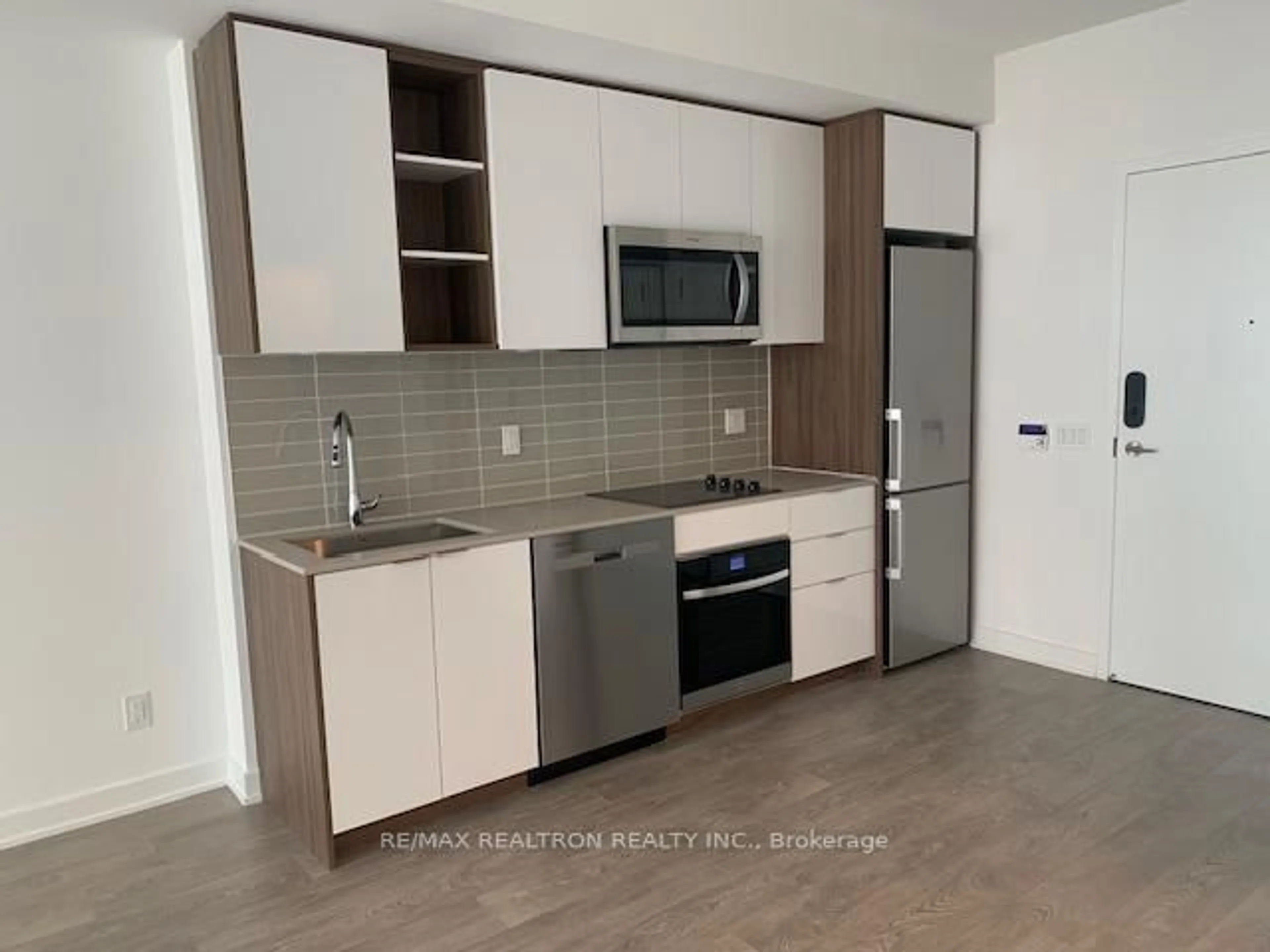 Standard kitchen, ceramic/tile floor for 543 Richmond St #402, Toronto Ontario M5V 1Y6