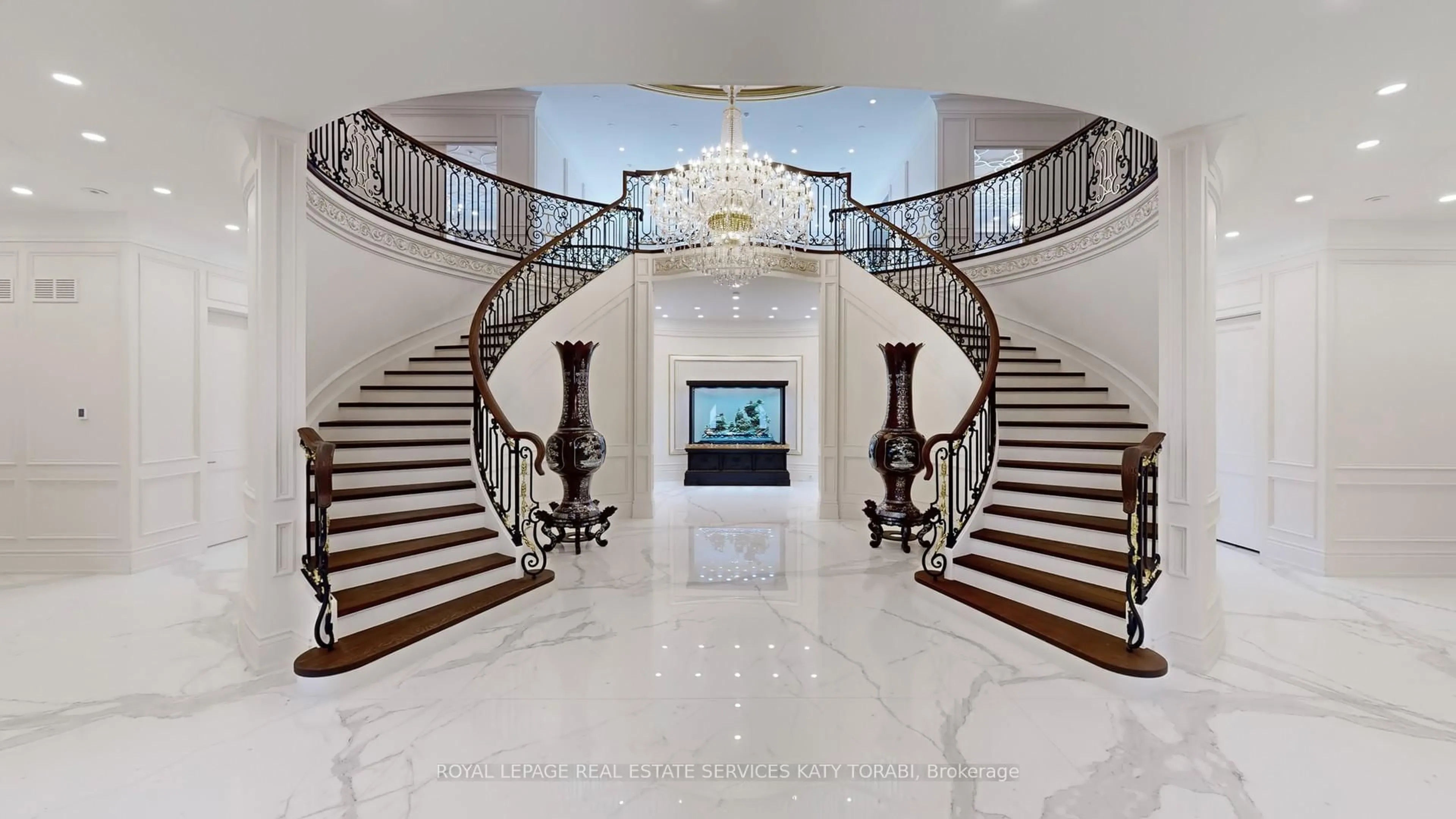 Indoor foyer for 8 High Point Rd, Toronto Ontario M3B 2A4