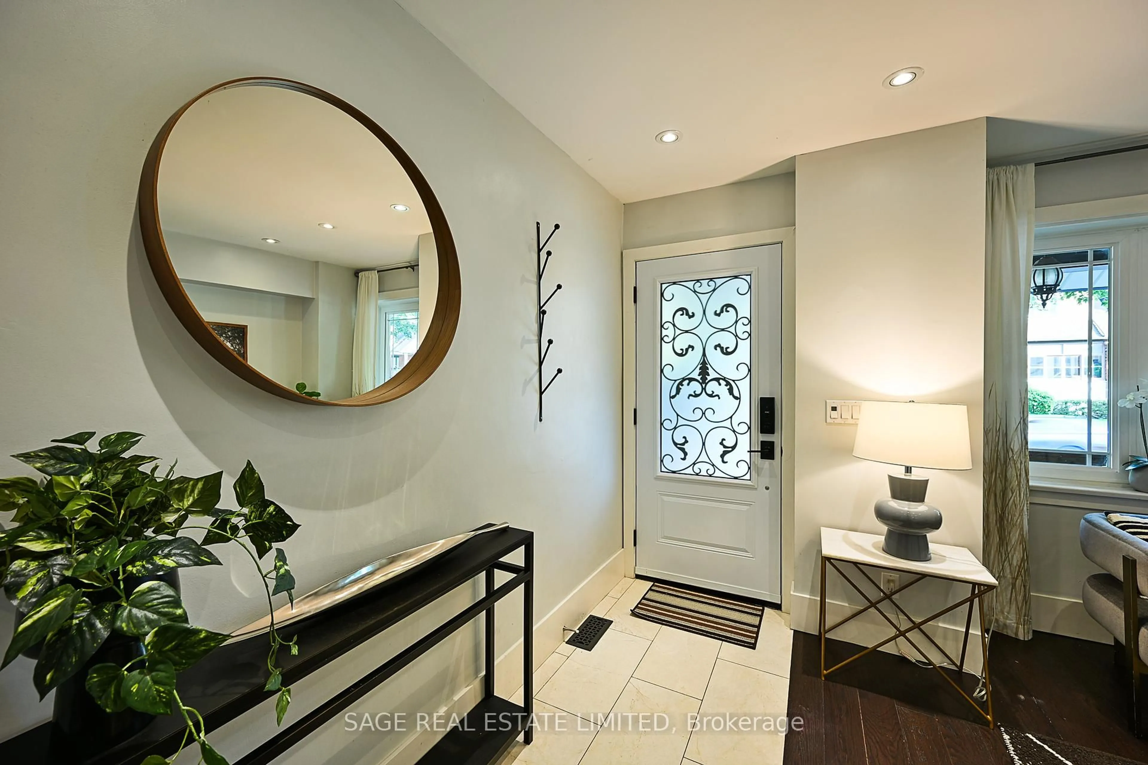 Indoor entryway for 408 Davisville Ave, Toronto Ontario M4S 1H5