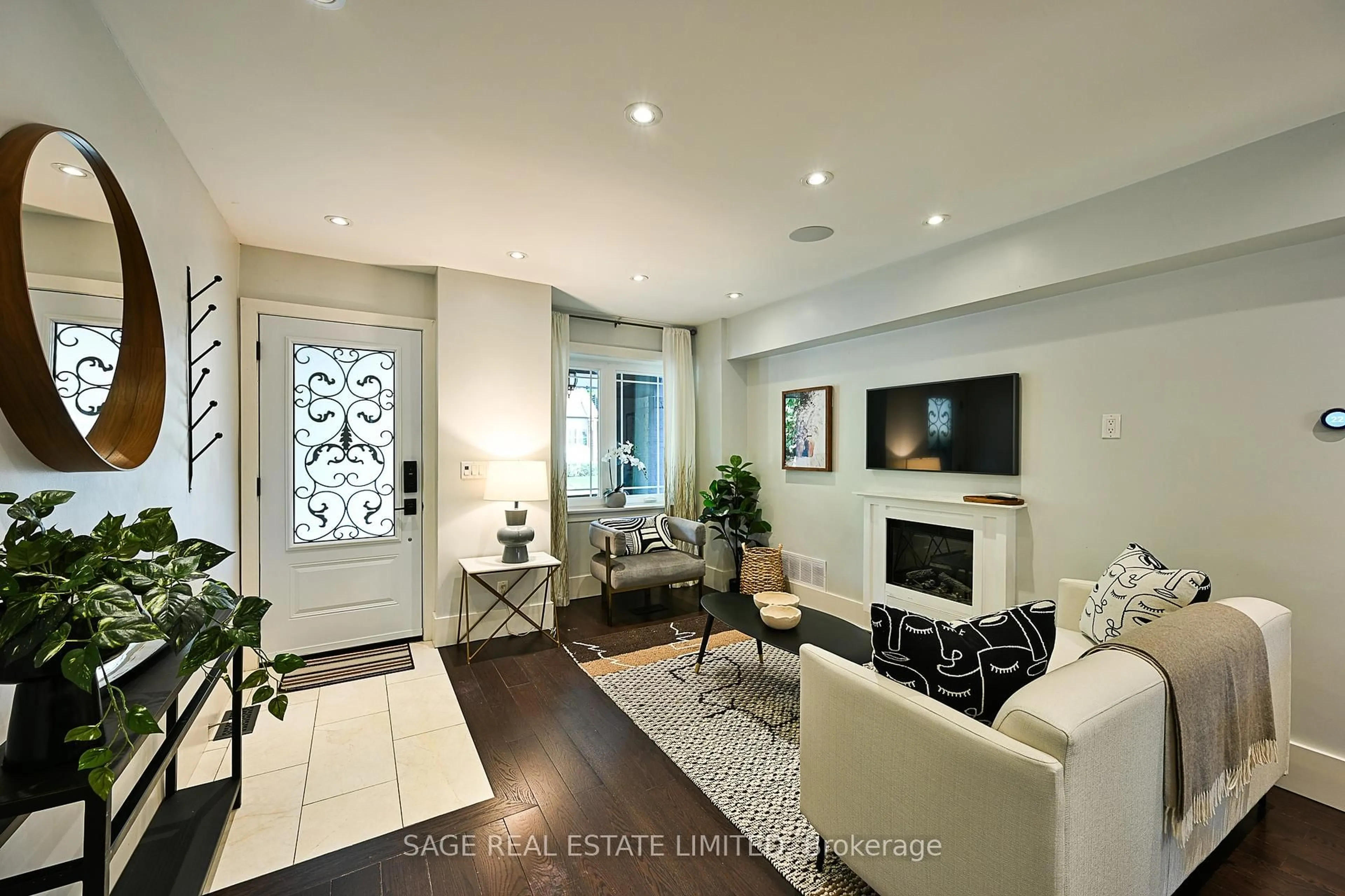 Living room with furniture, unknown for 408 Davisville Ave, Toronto Ontario M4S 1H5