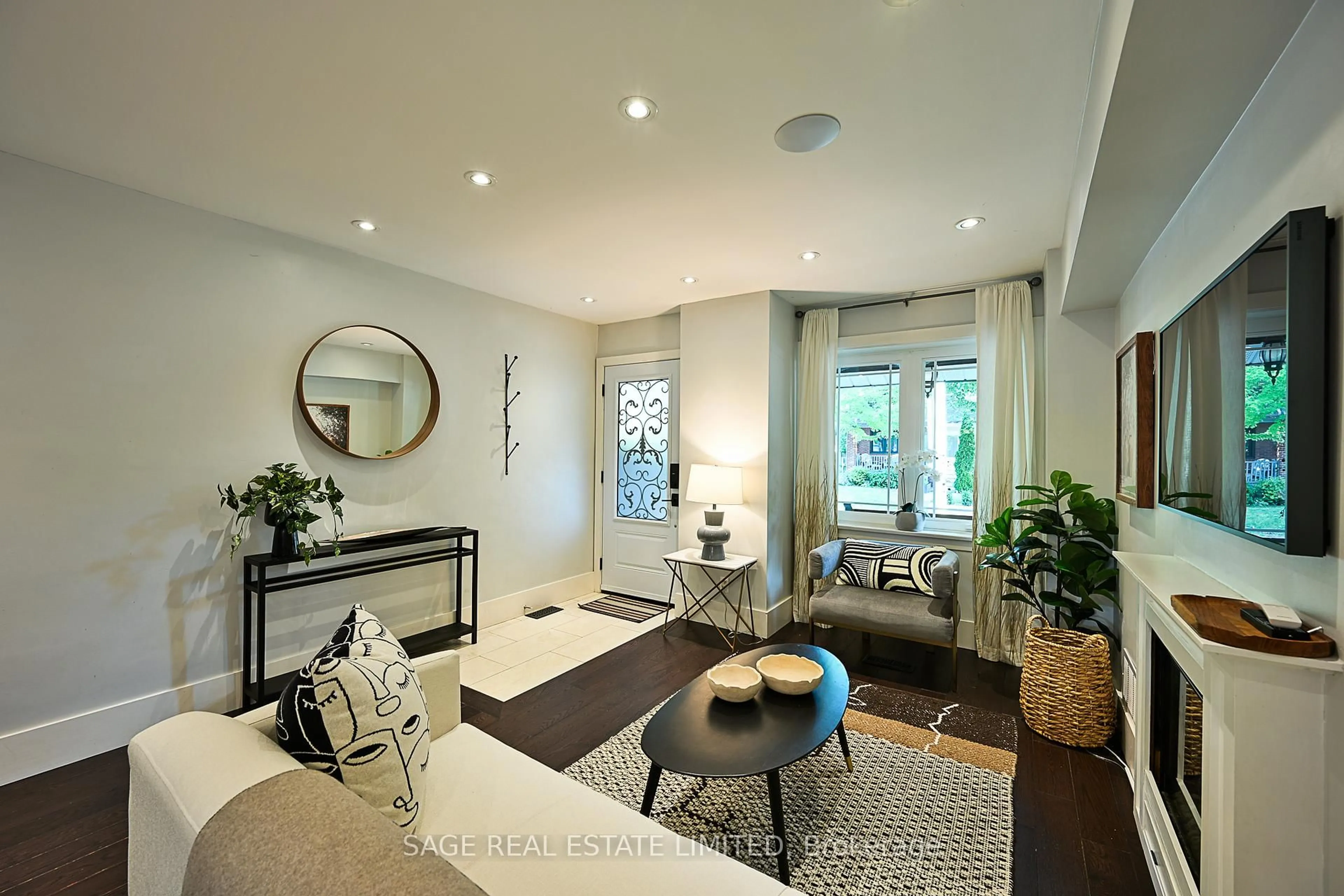 Living room with furniture, unknown for 408 Davisville Ave, Toronto Ontario M4S 1H5