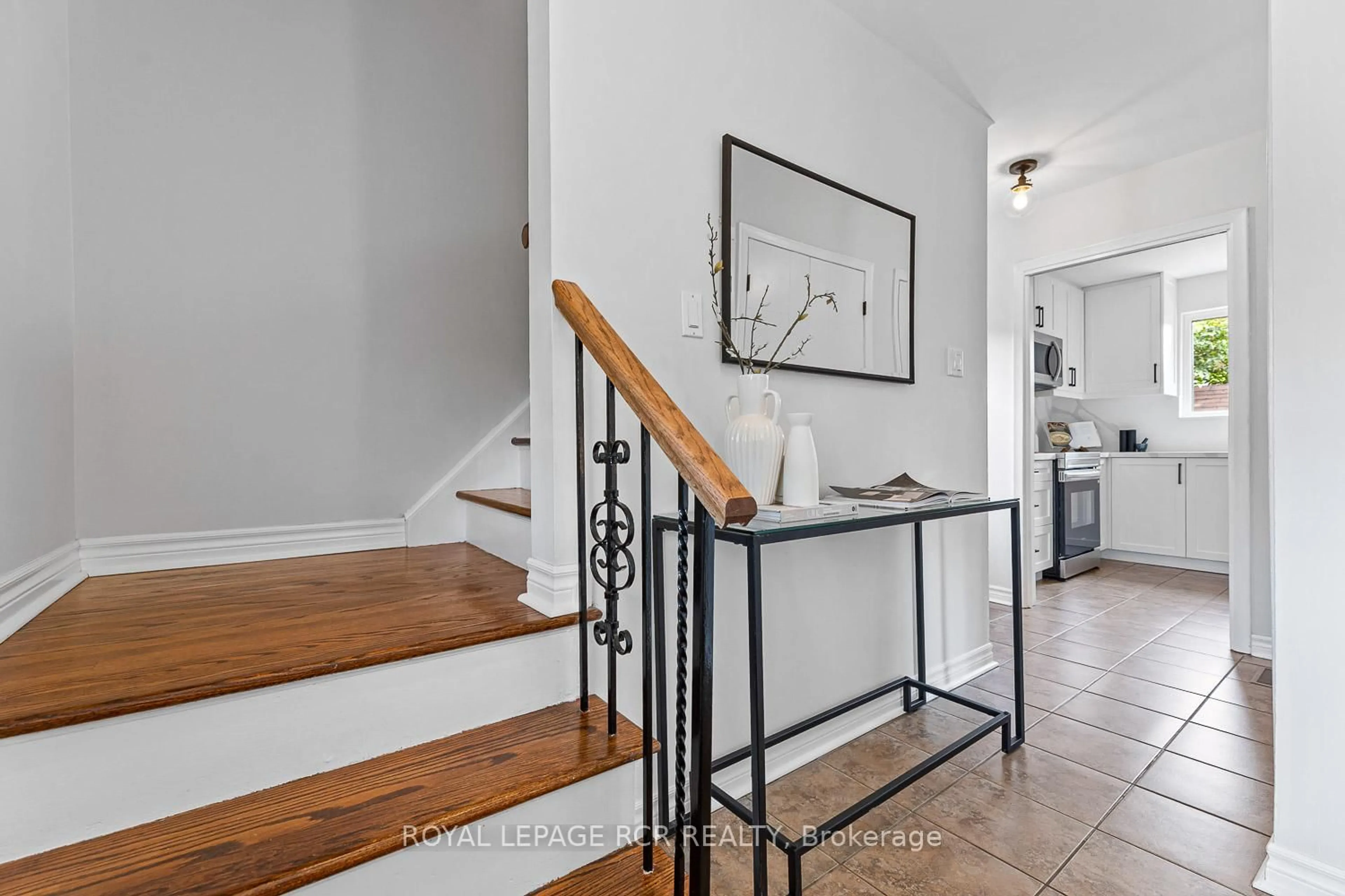 Indoor entryway for 7 Annapearl Crt, Toronto Ontario M2N 4H6