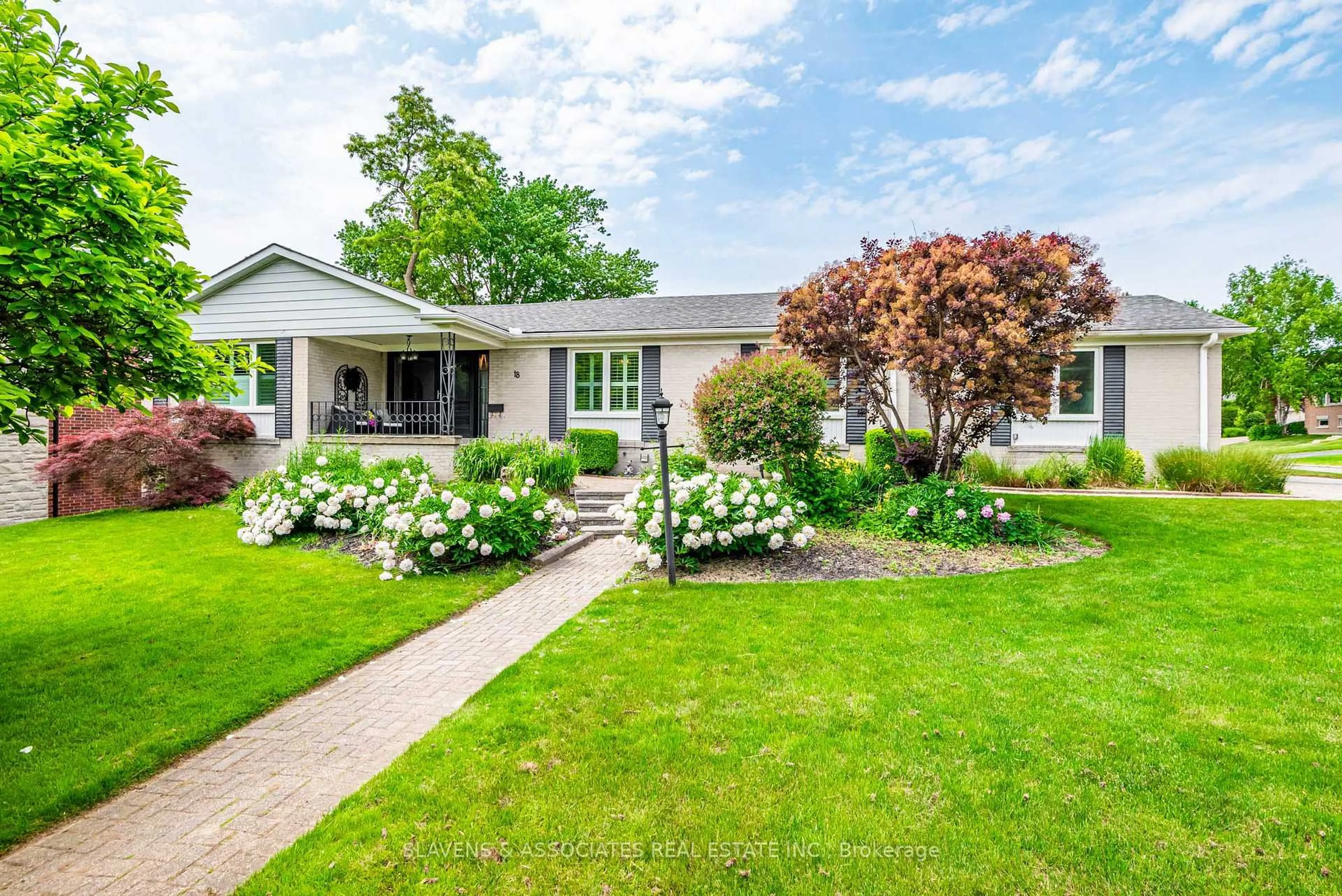 Home with vinyl exterior material, street for 18 Tetbury Cres, Toronto Ontario M3A 3G3