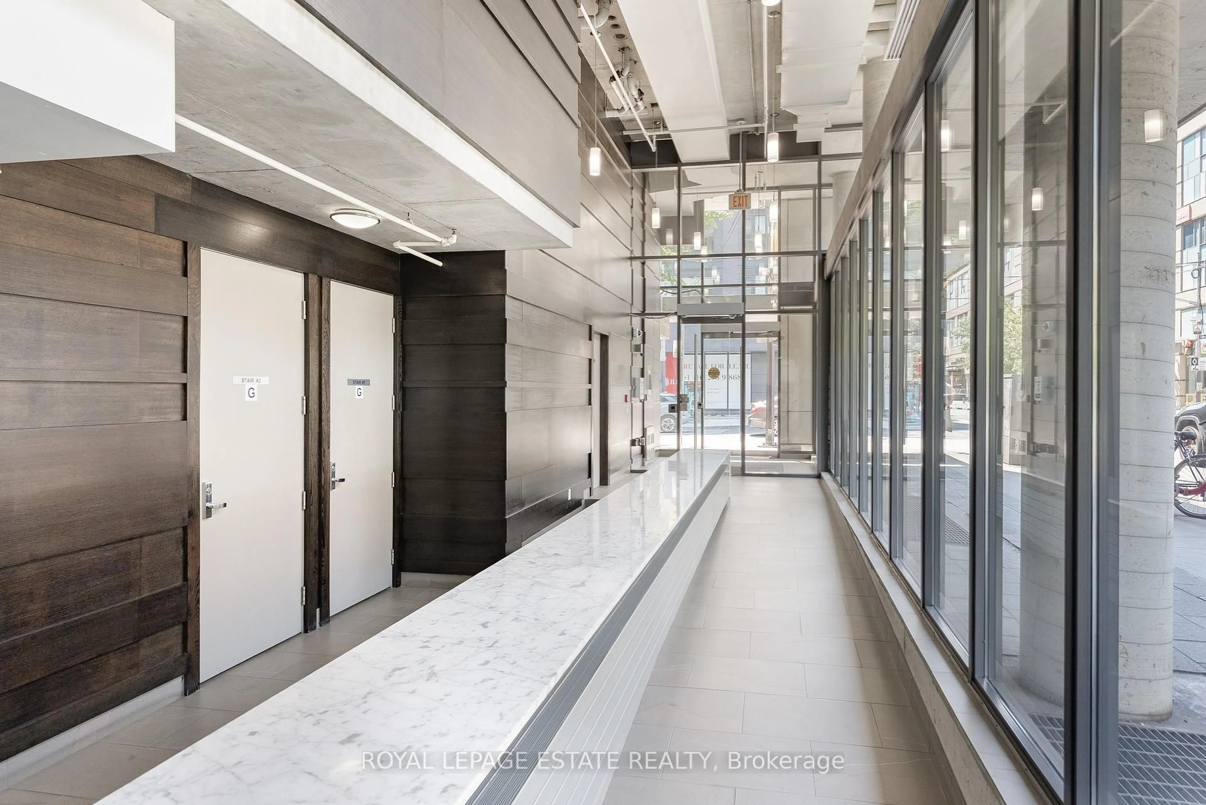 Indoor foyer for 533 Richmond St #304, Toronto Ontario M5V 3Y1