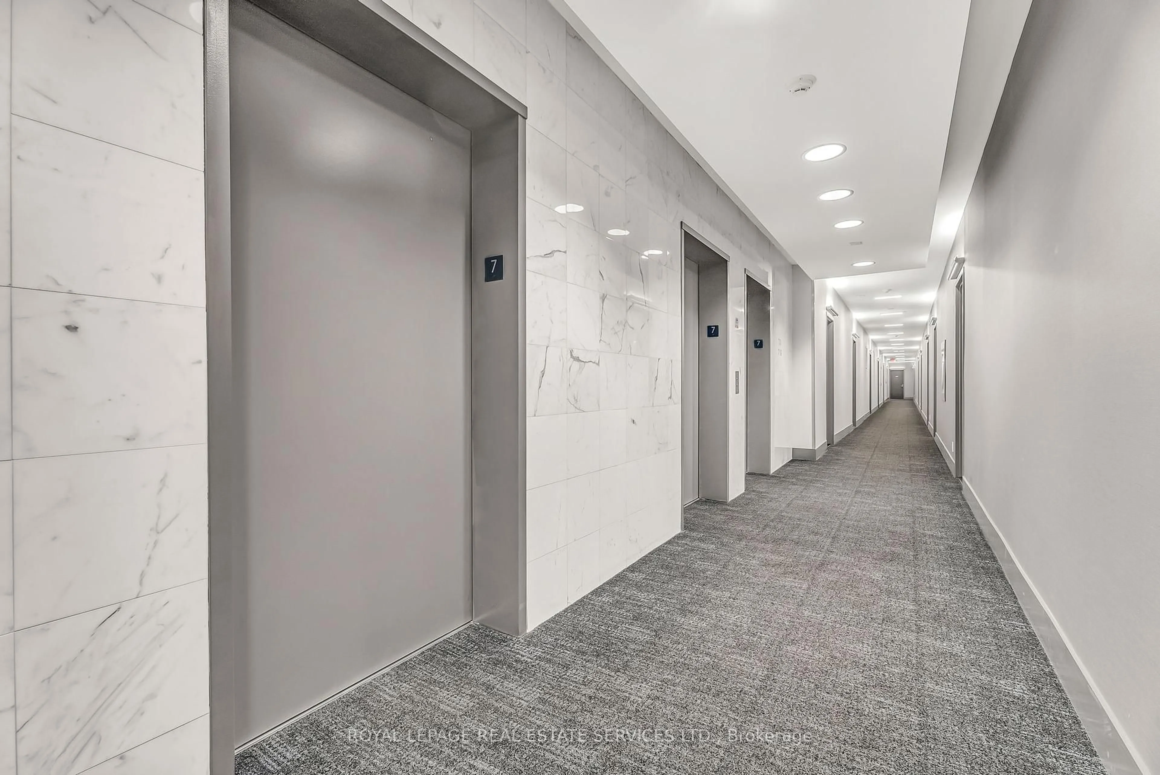 Indoor foyer for 1005 King St #707, Toronto Ontario M6K 3M8