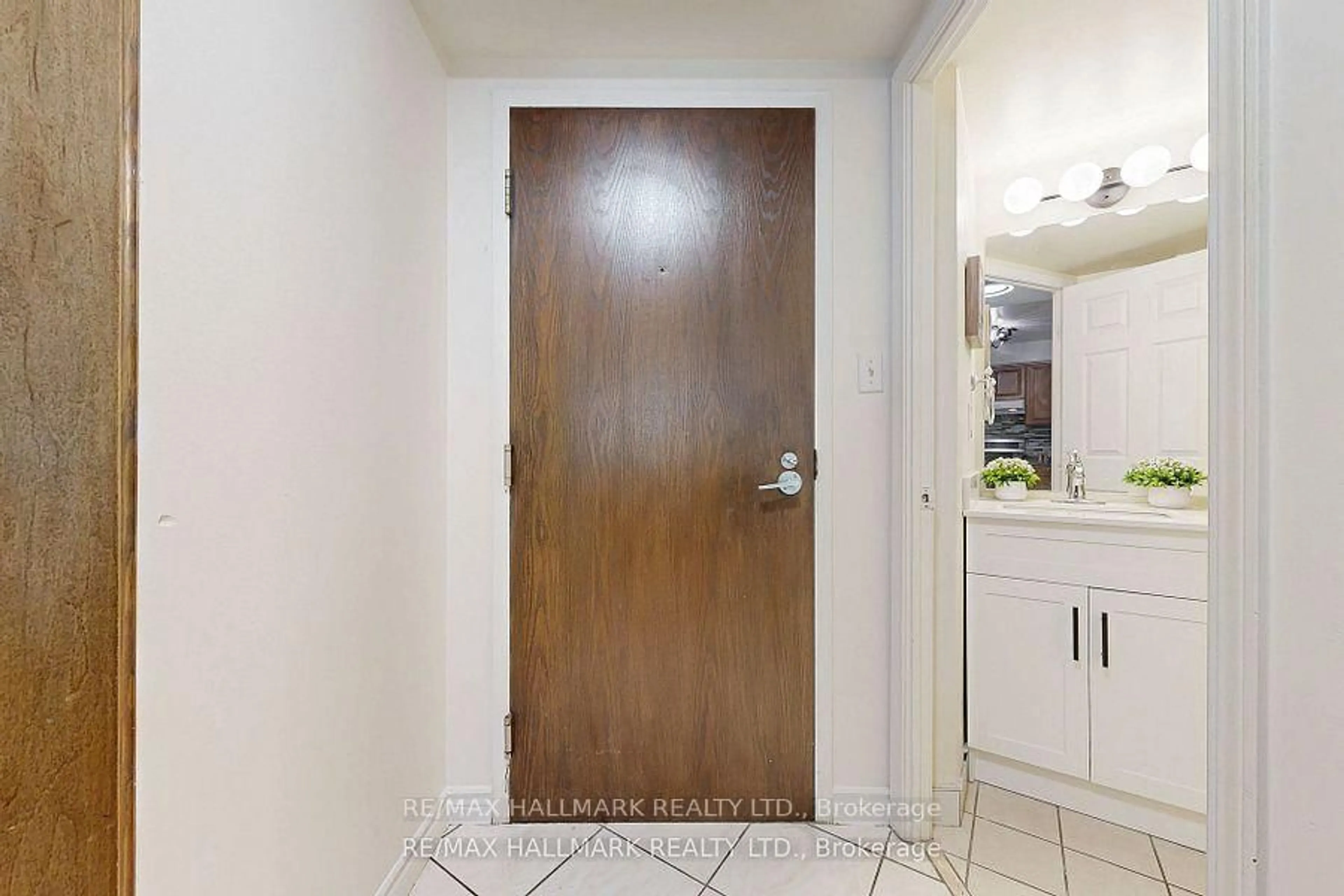 Indoor entryway for 7 Lorraine Dr #1211, Toronto Ontario M2N 7H2