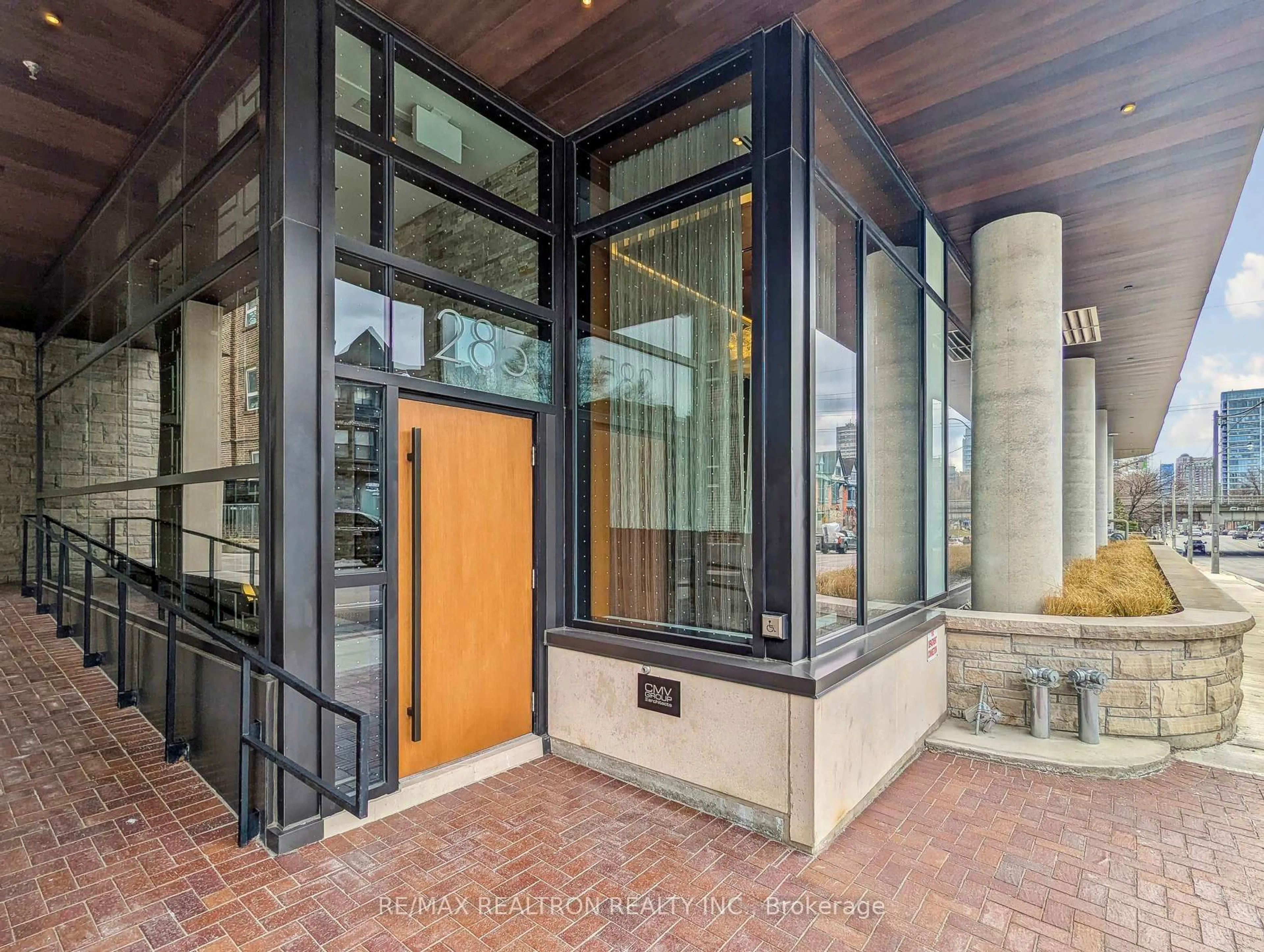Indoor entryway for 285 Avenue Rd #601, Toronto Ontario M4V 2G8