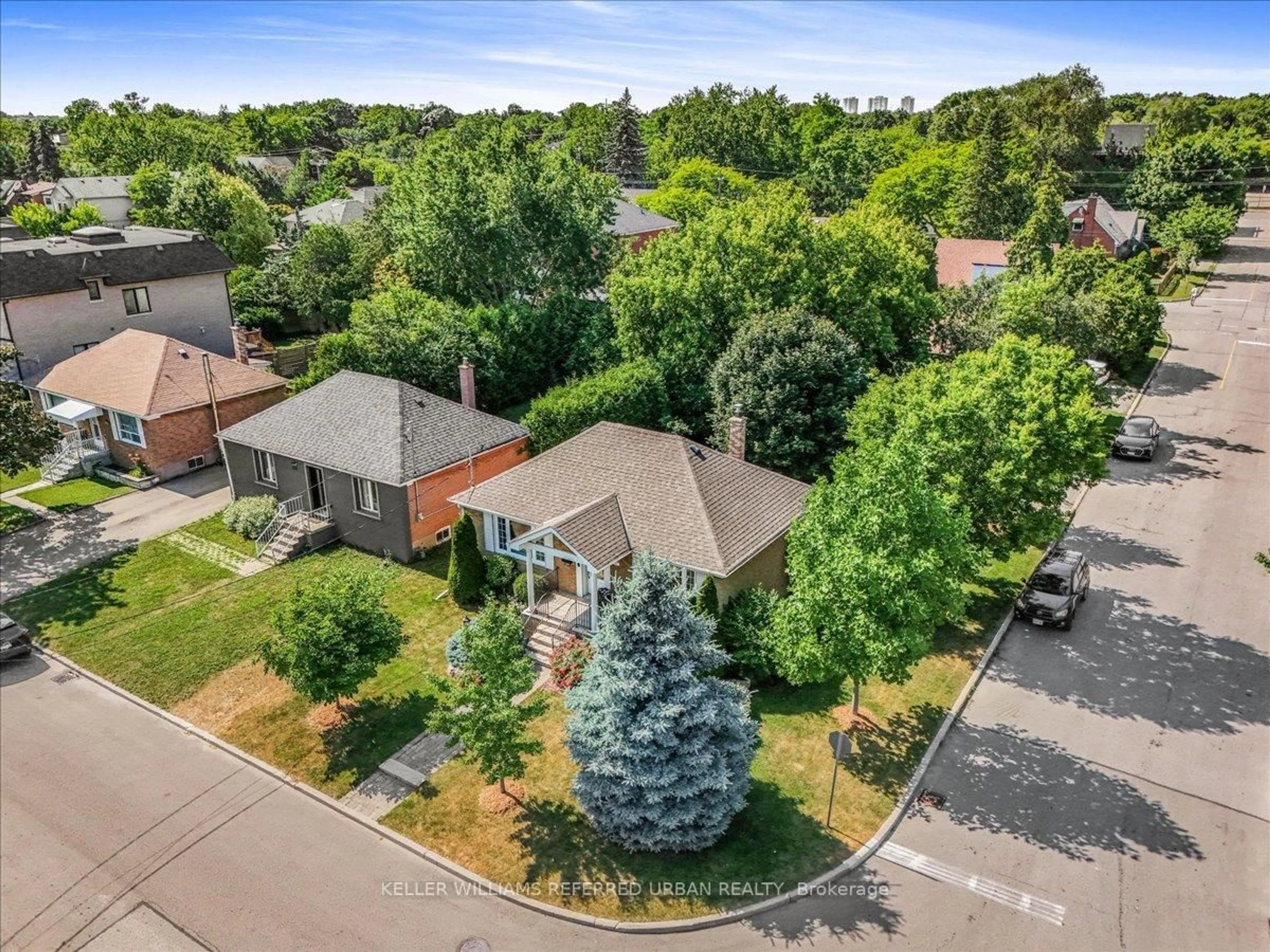 A pic from outside/outdoor area/front of a property/back of a property/a pic from drone, street for 274 Poyntz Ave, Toronto Ontario M2N 1J9