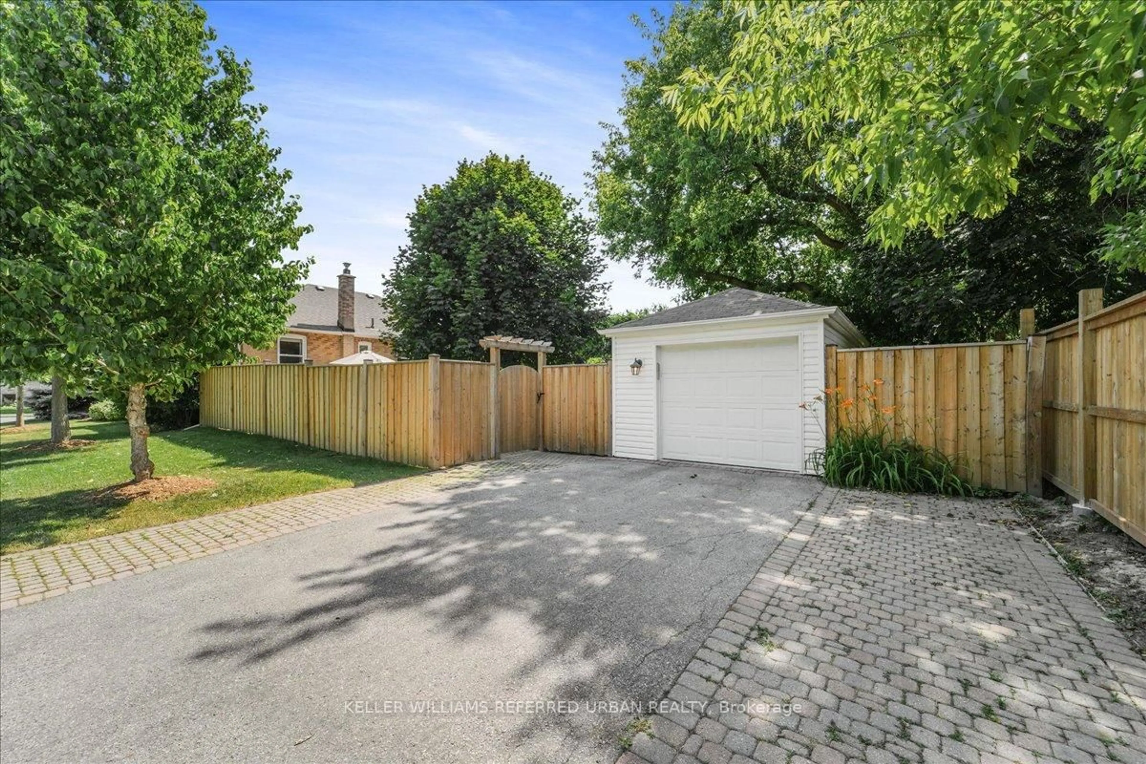 A pic from outside/outdoor area/front of a property/back of a property/a pic from drone, street for 274 Poyntz Ave, Toronto Ontario M2N 1J9