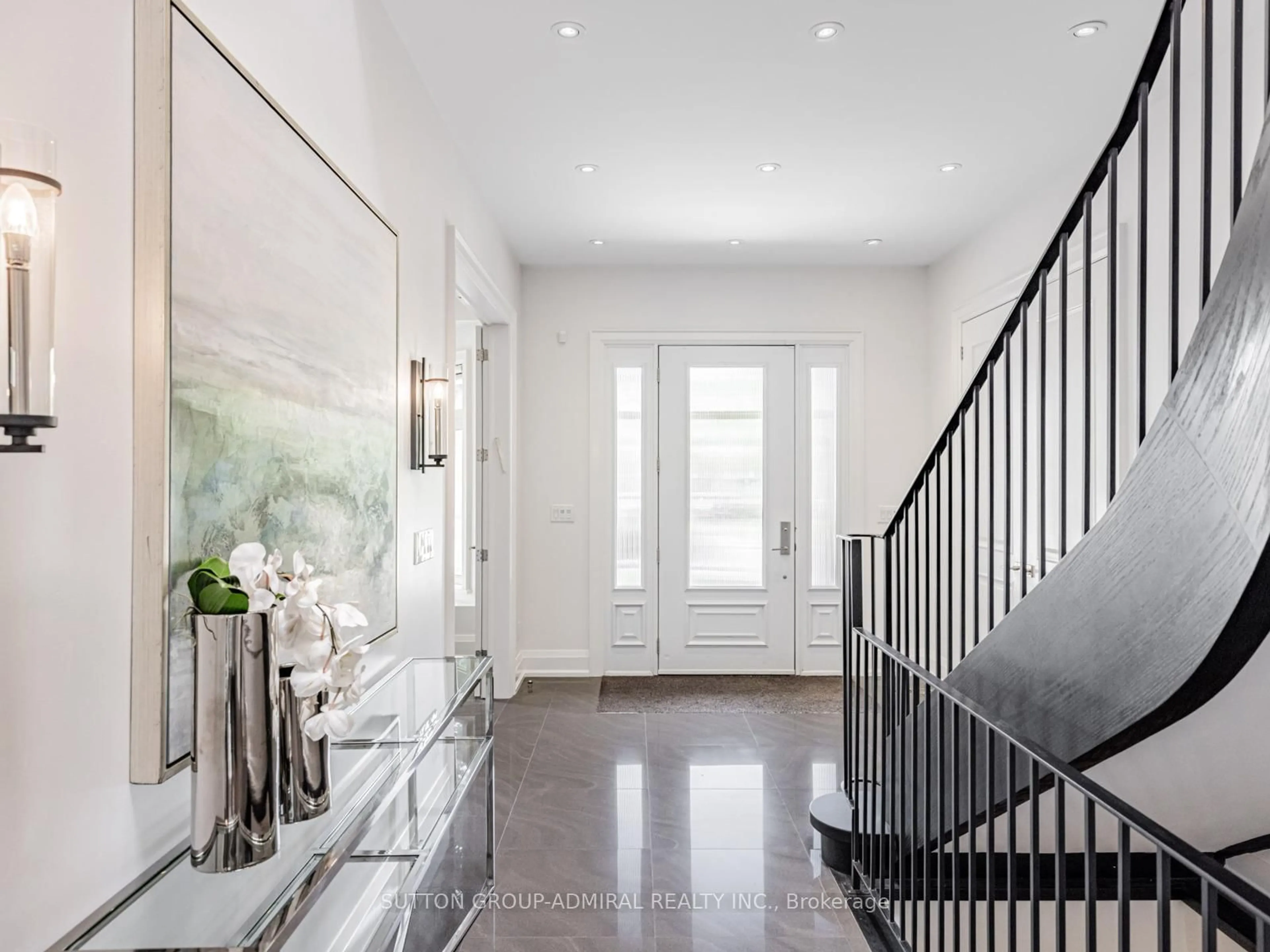 Indoor entryway for 11 Frontenac Ave, Toronto Ontario M5N 1Z4
