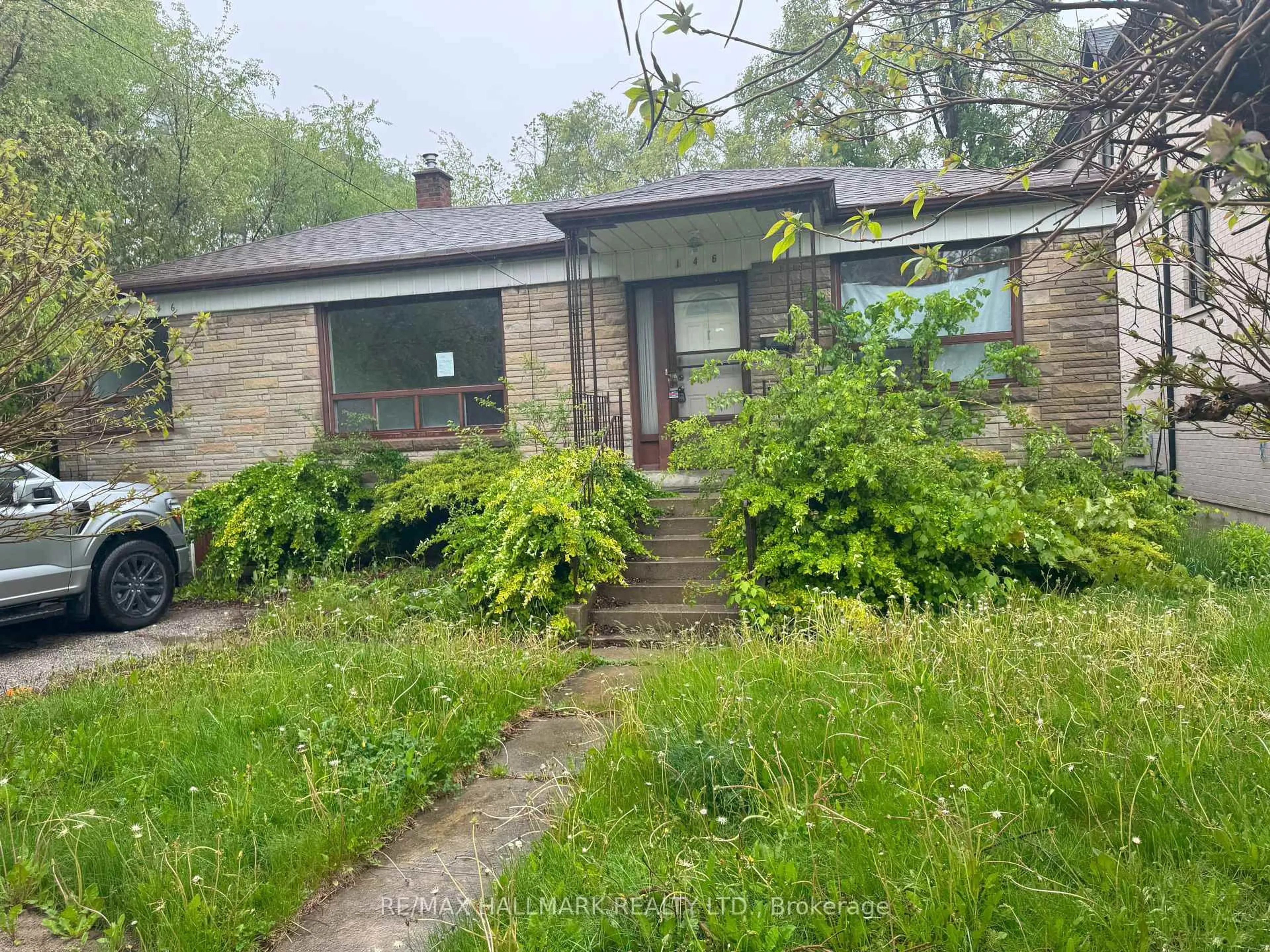 A pic from outside/outdoor area/front of a property/back of a property/a pic from drone, street for 146 Bannockburn Ave, Toronto Ontario M5M 2N5