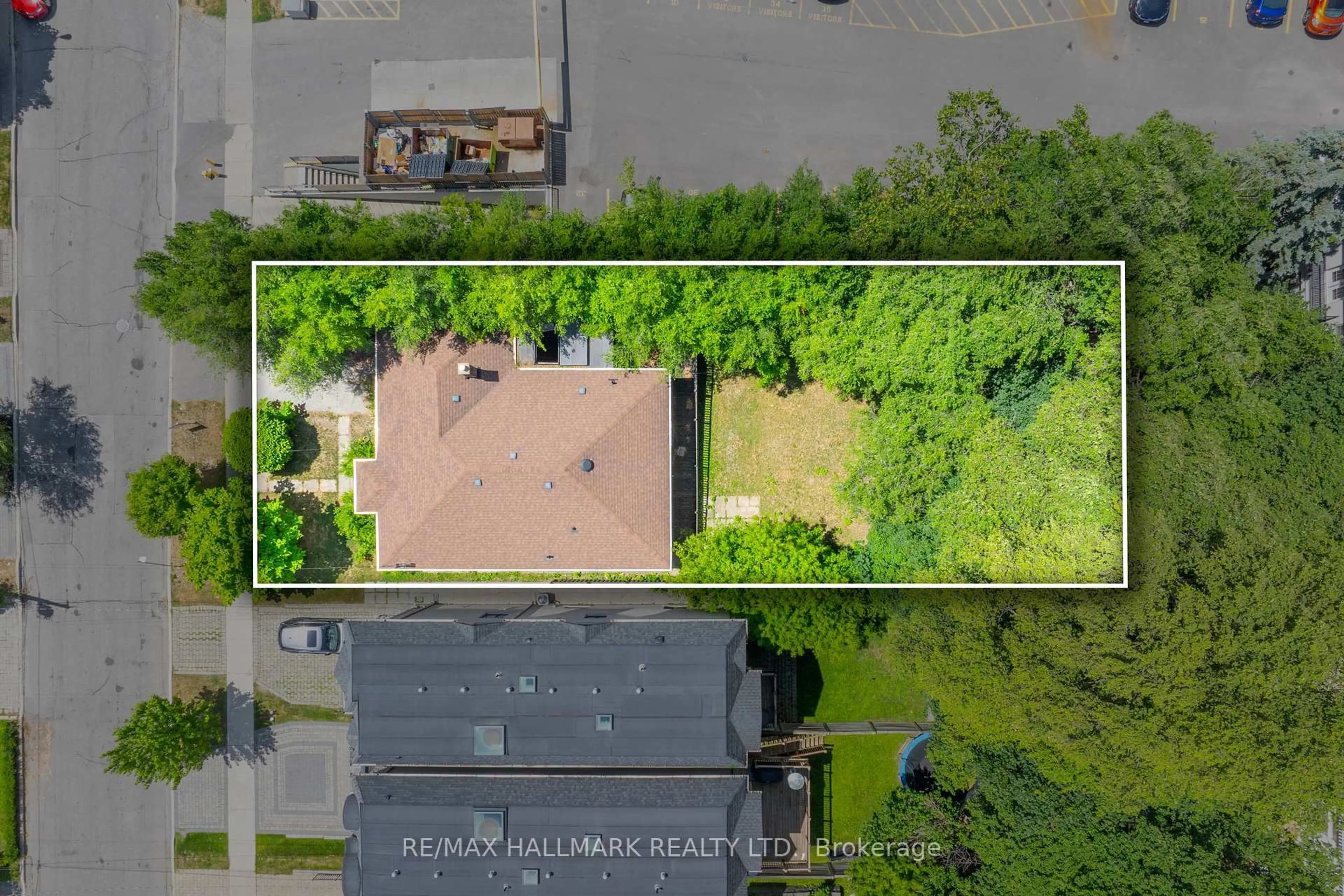 A pic from outside/outdoor area/front of a property/back of a property/a pic from drone, street for 146 Bannockburn Ave, Toronto Ontario M5M 2N5