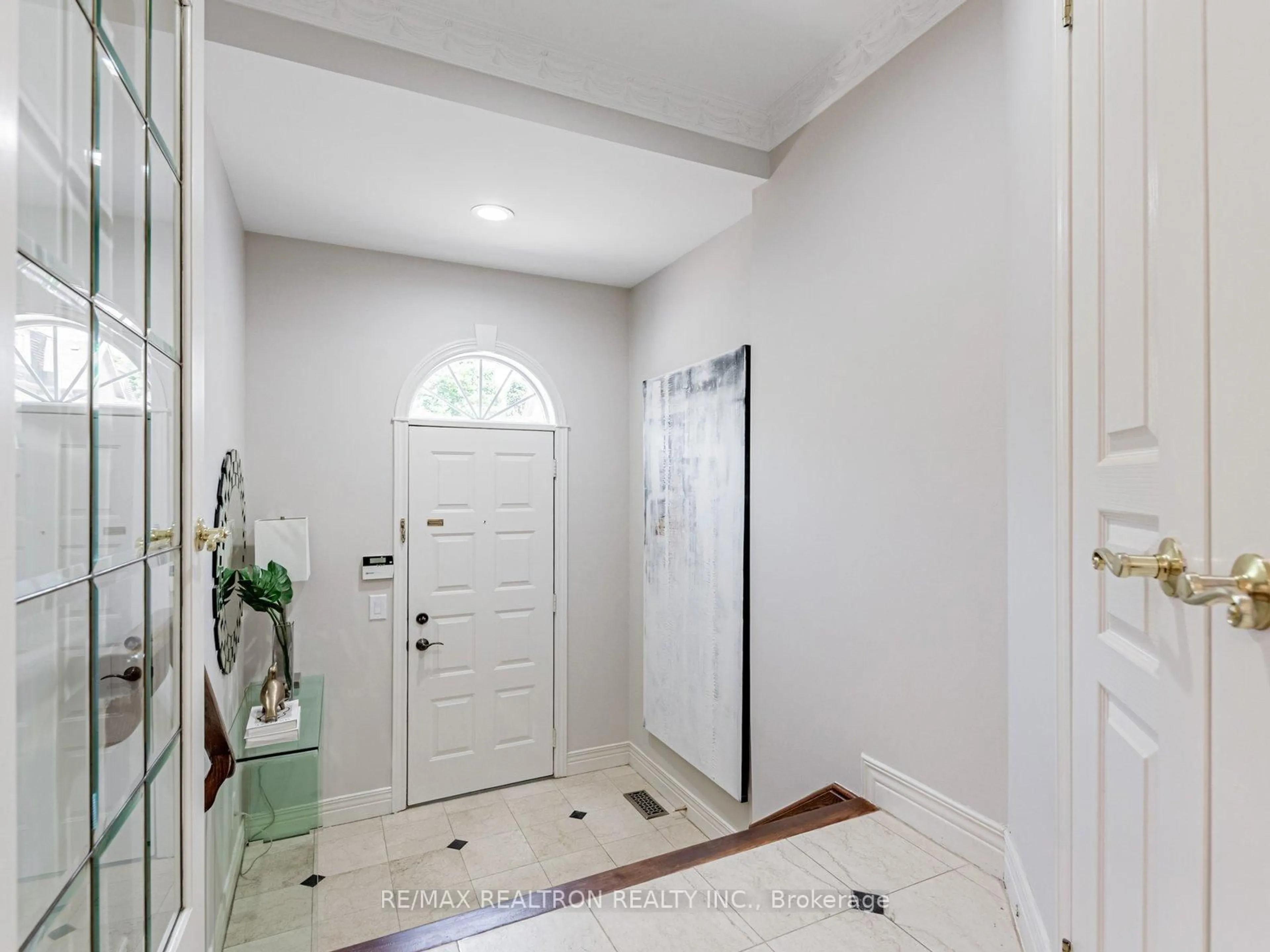 Indoor entryway for 3180 Bayview Ave #3, Toronto Ontario M2N 6W2