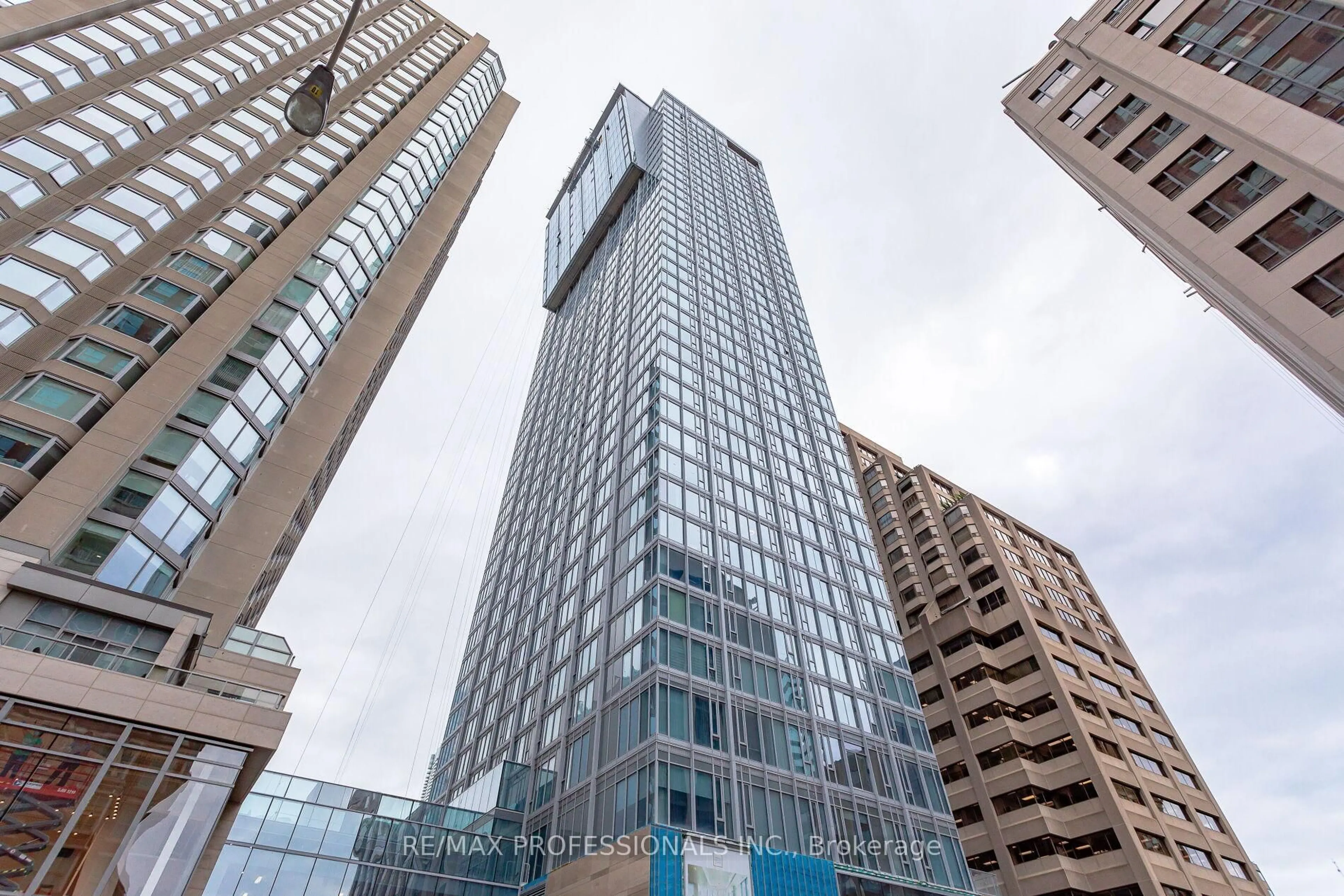 Indoor foyer for 188 Cumberland St #2507, Toronto Ontario M5R 2G3