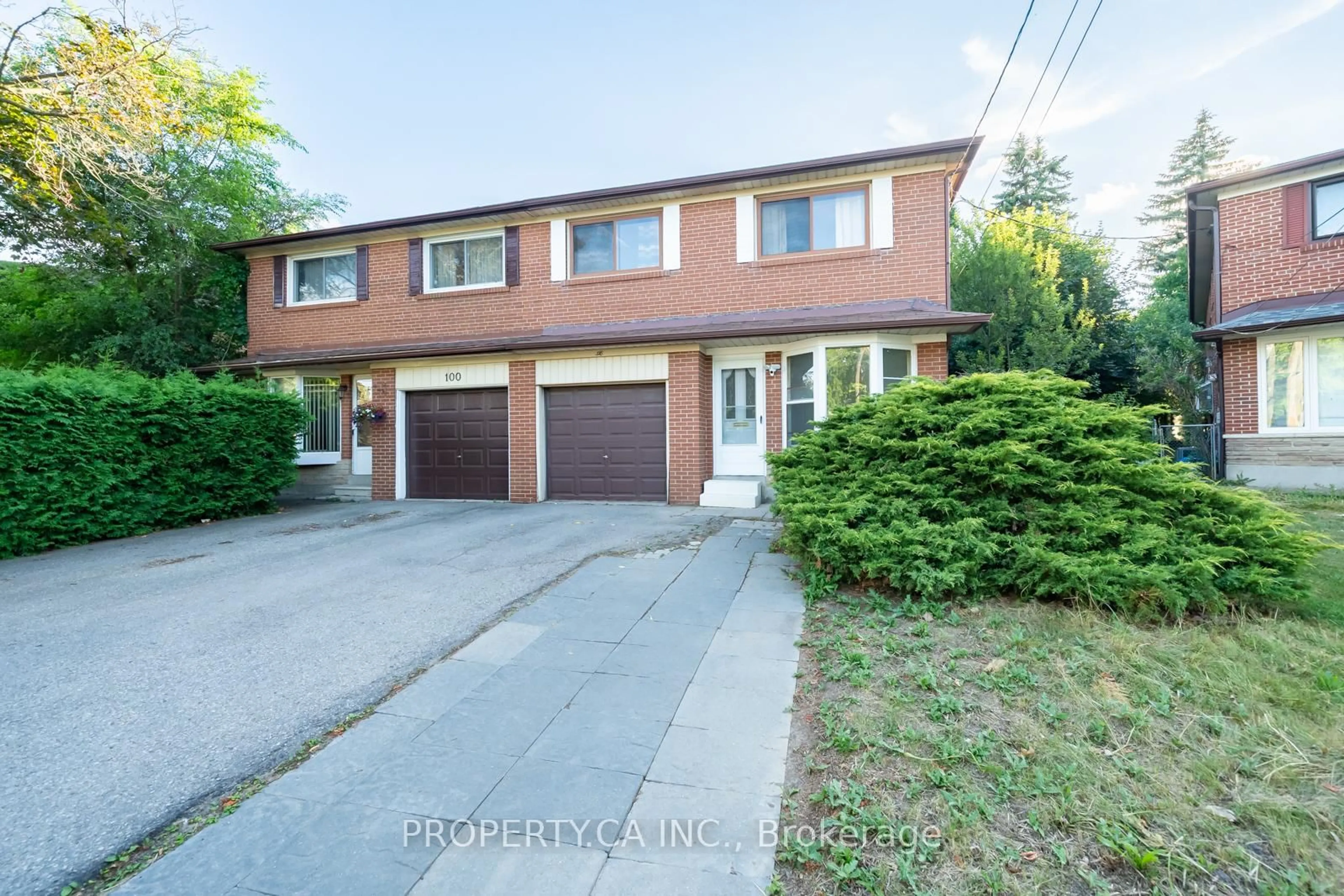 A pic from outside/outdoor area/front of a property/back of a property/a pic from drone, street for 98 Tanjoe Cres, Toronto Ontario M2M 1P7