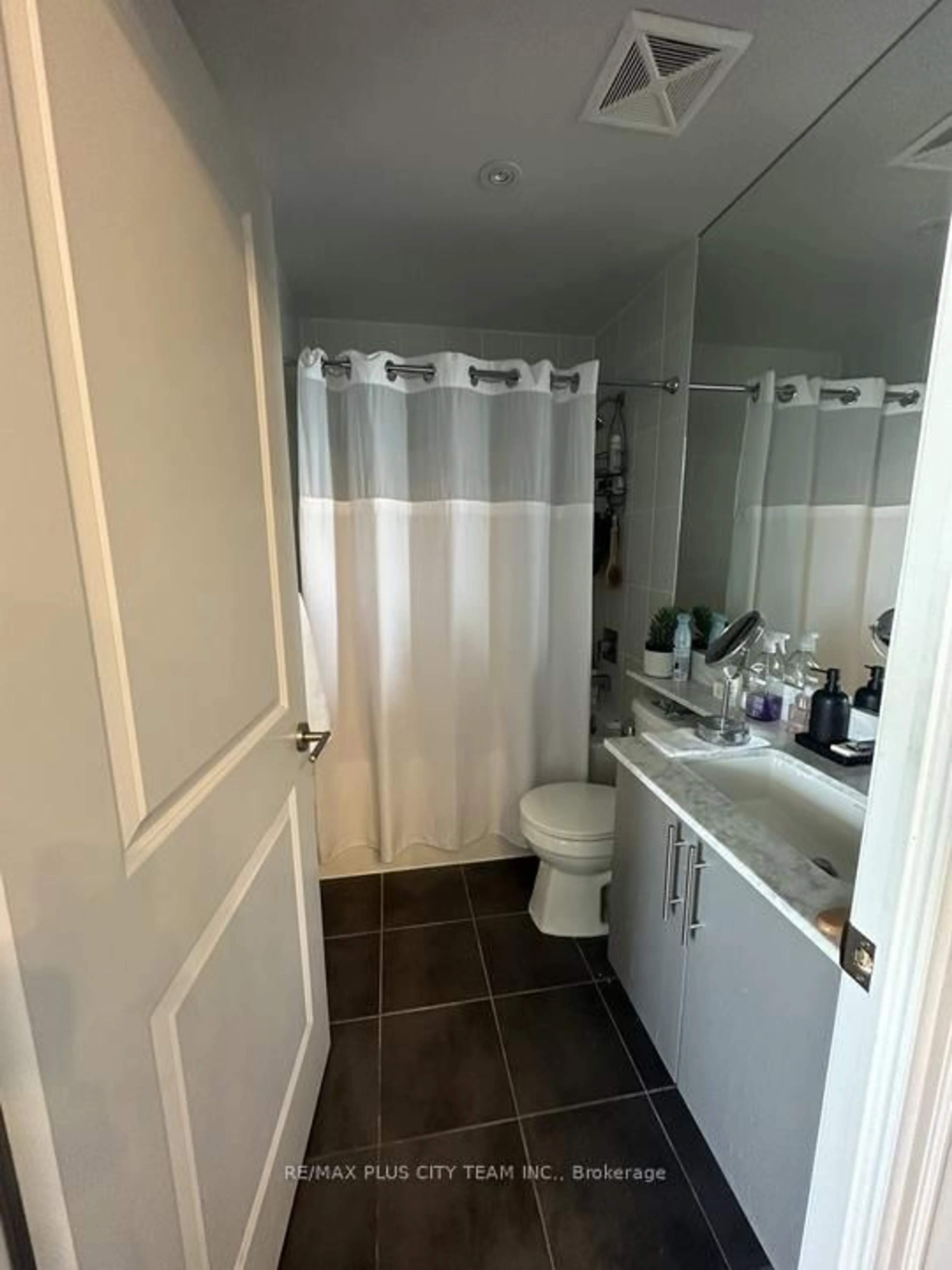 Standard bathroom, unknown for 125 Western Battery Rd #2501, Toronto Ontario M6K 3R8