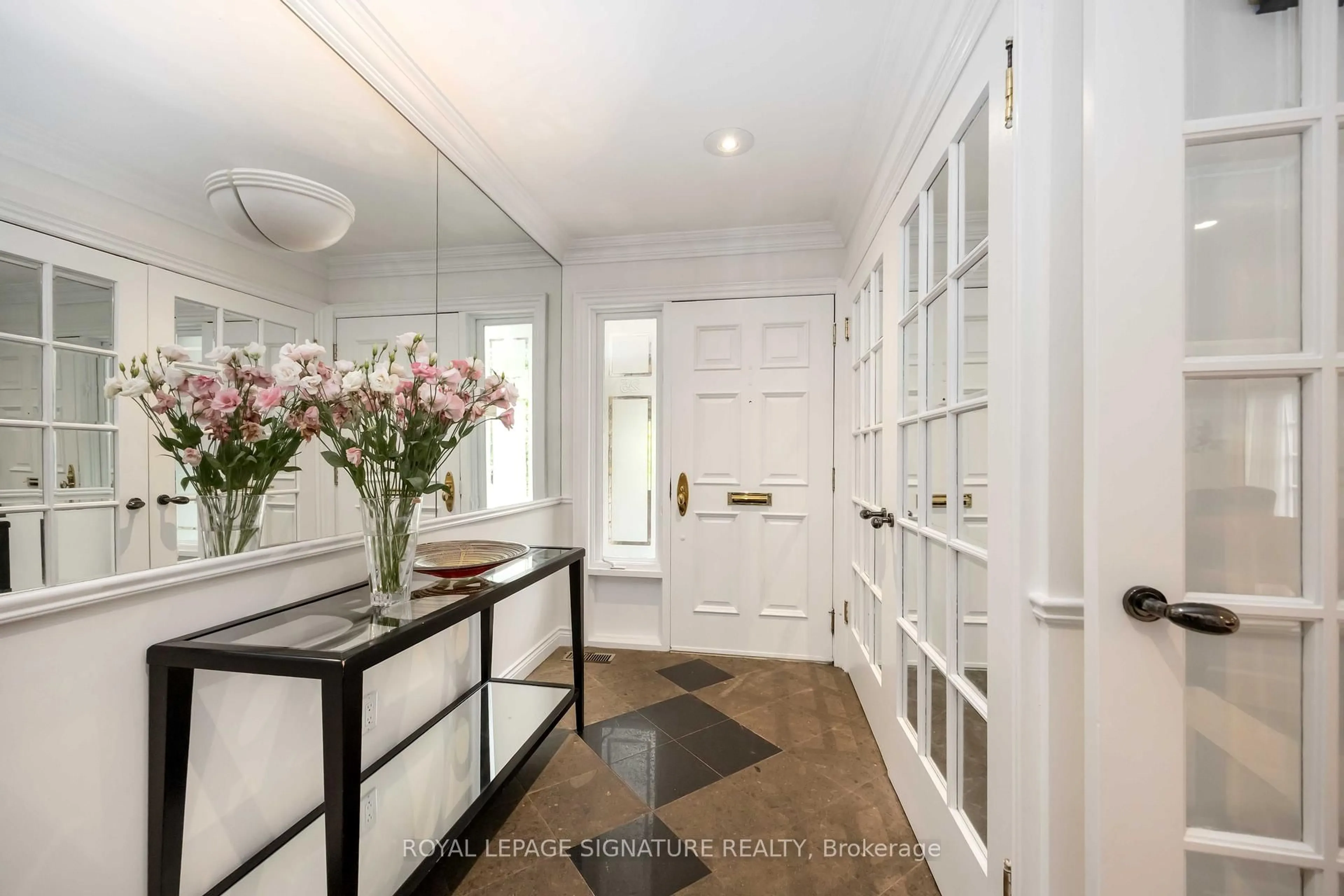 Indoor entryway for 25 Harlington Rd, Toronto Ontario M3B 3G3