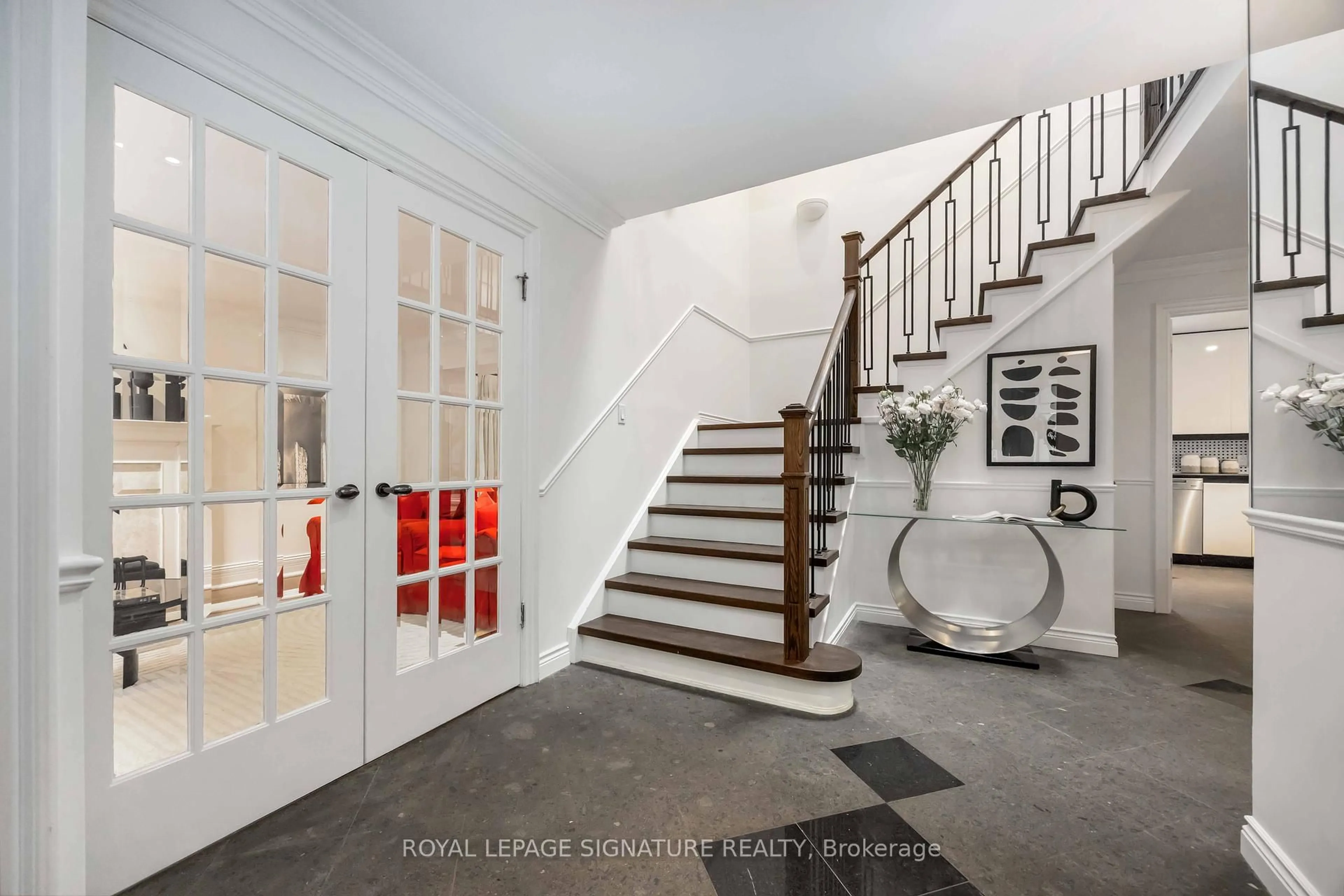 Indoor entryway for 25 Harlington Rd, Toronto Ontario M3B 3G3