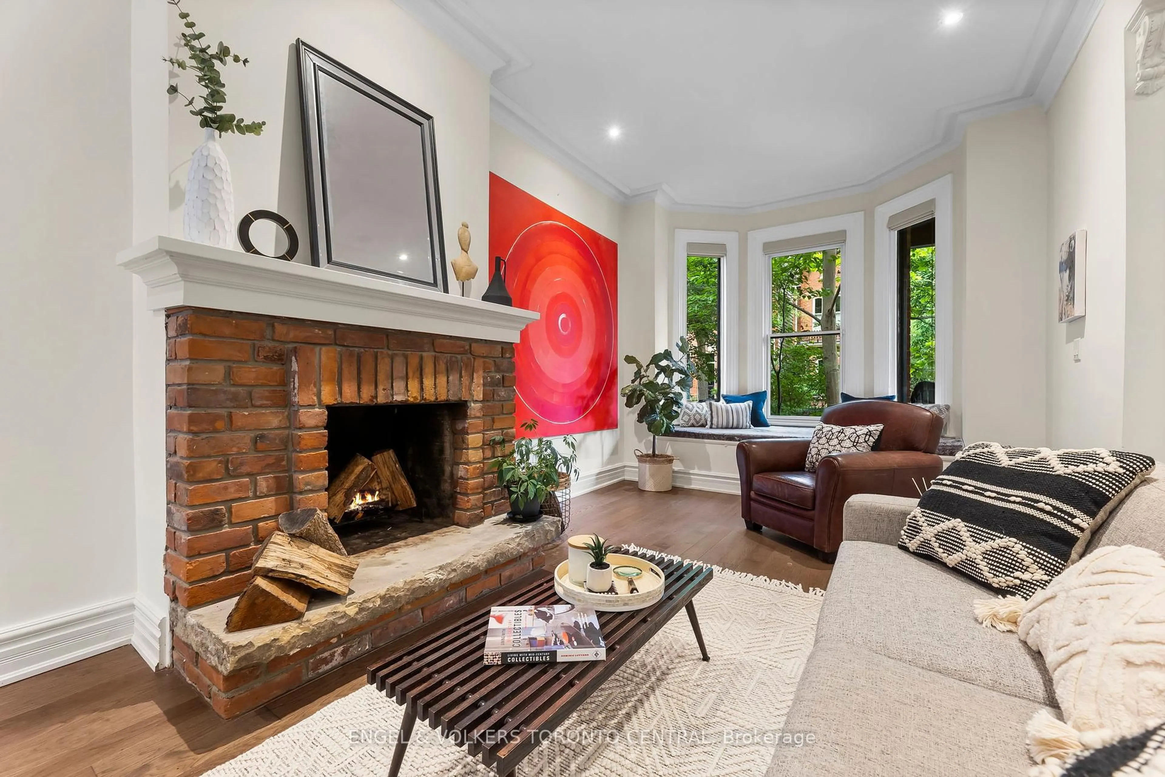 Living room with furniture, unknown for 424 Sackville St, Toronto Ontario M4X 1S9