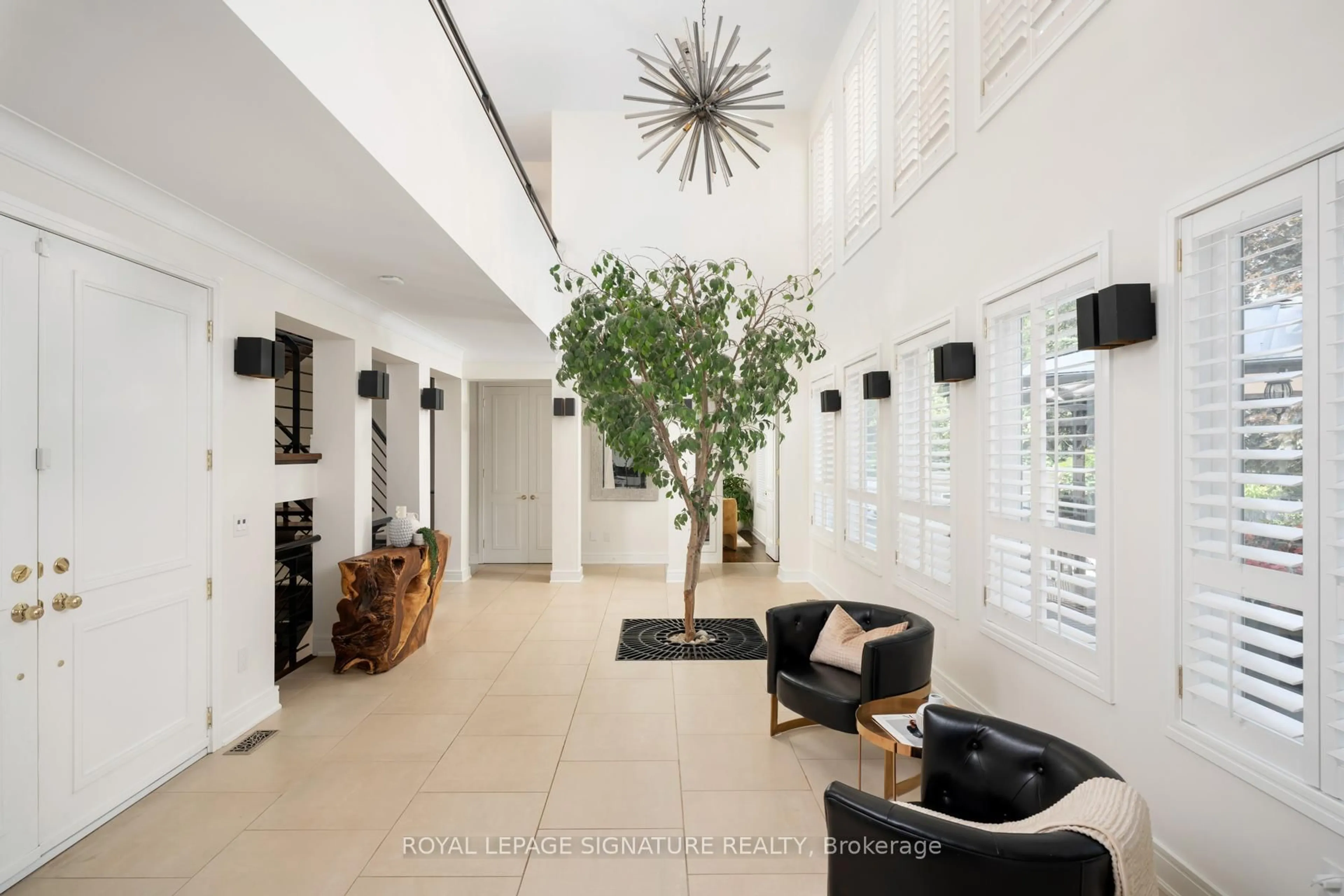 Indoor foyer for 8 Harrison Rd, Toronto Ontario M2L 1V2