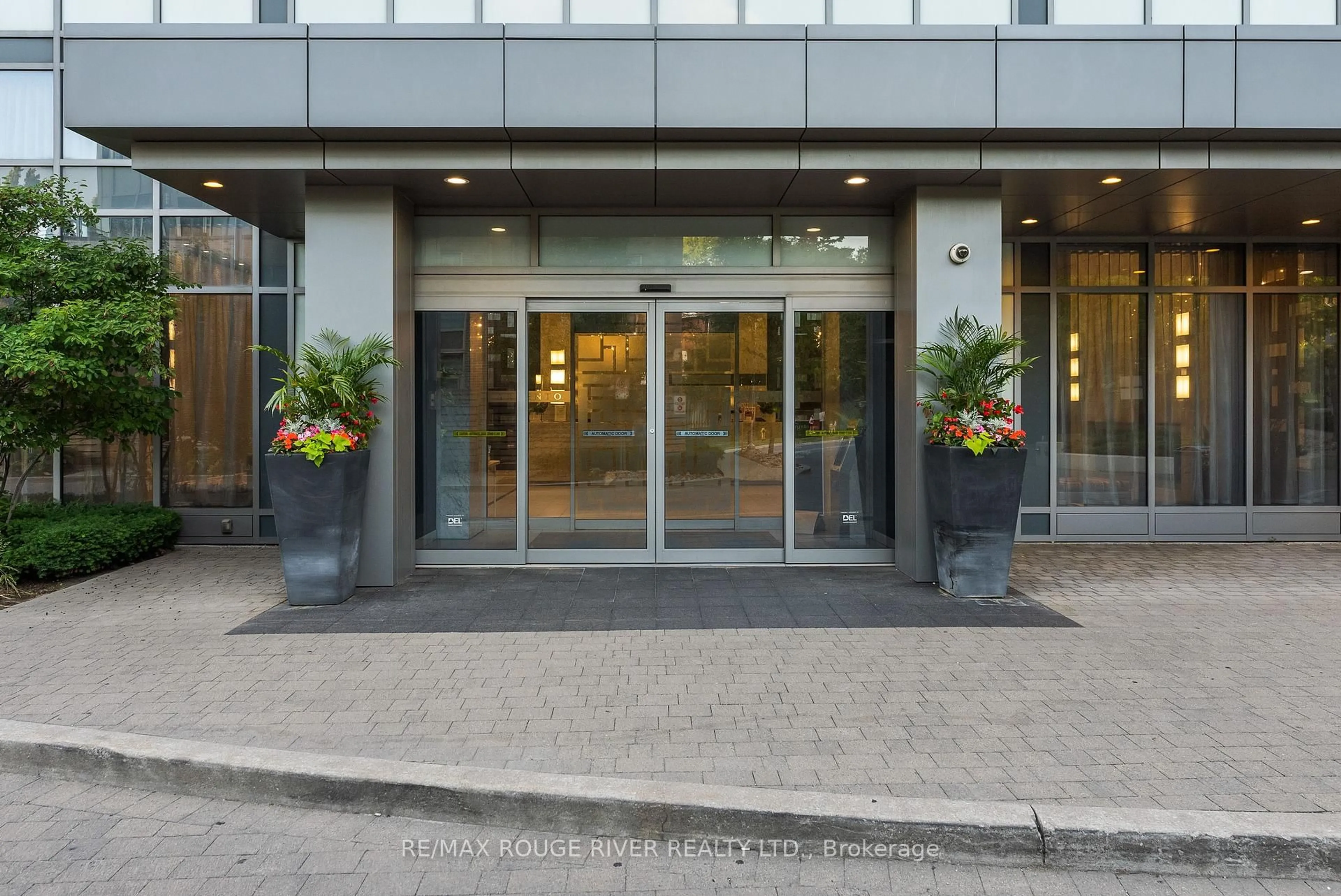 Indoor foyer for 18 Graydon Hall Dr #PH07, Toronto Ontario M3A 0A4