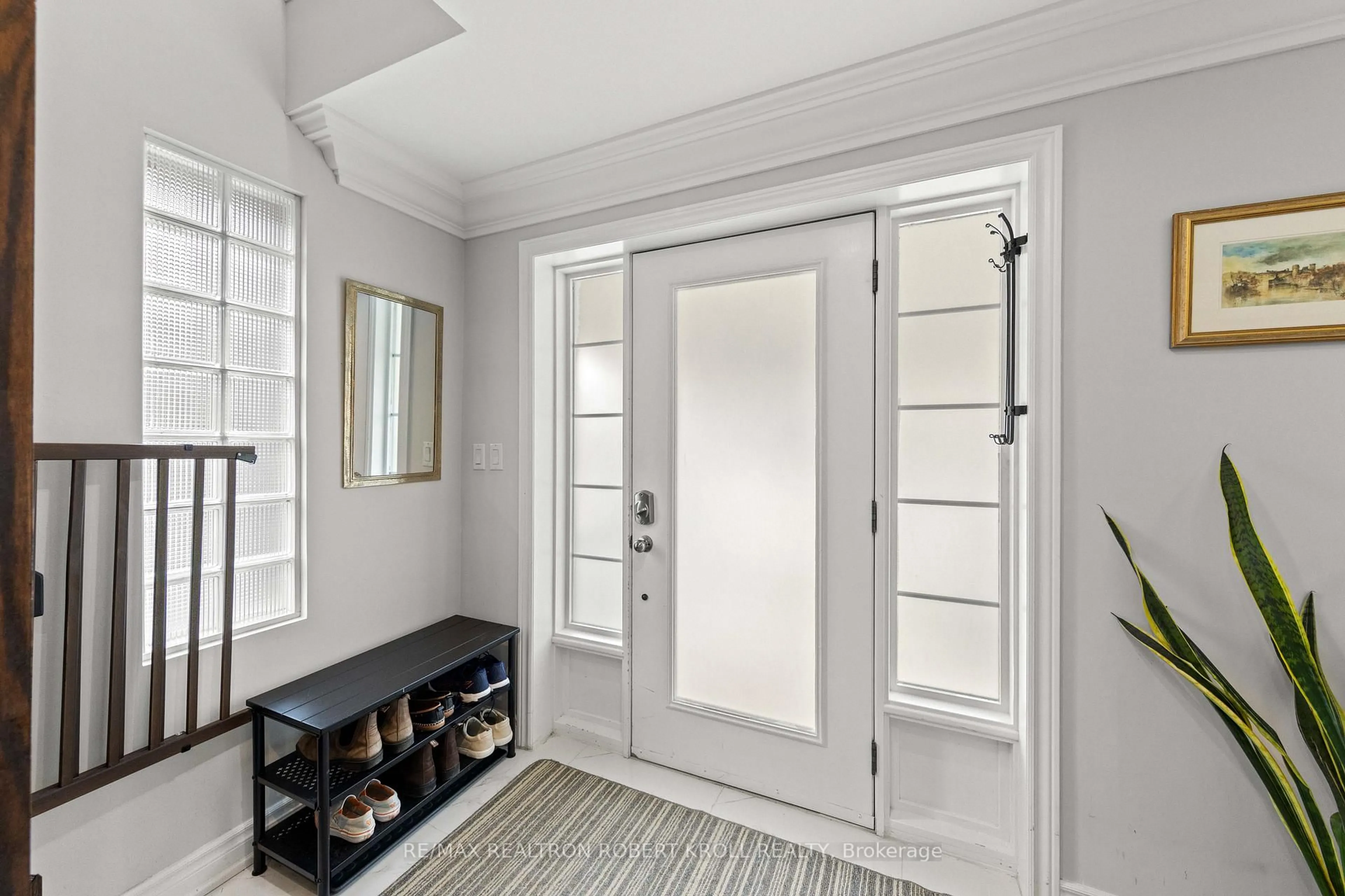 Indoor entryway for 37 Johnston Ave, Toronto Ontario M2N 1G9